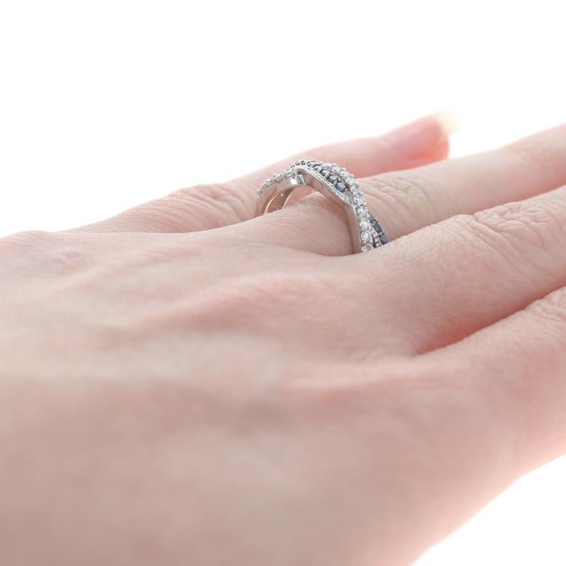 Kallati Blauer Diamant-Twist-Ring - Weißgold 9k Rnd .60ctw Ehering Behandelt Damen im Angebot