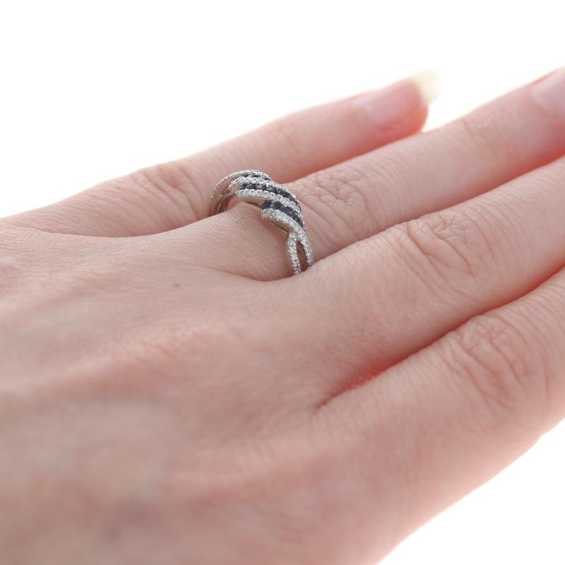 Anello Kallati con zaffiro e diamante a strisce - Anello in oro bianco 9 carati da 0,49 ct. In condizioni Nuovo in vendita a Greensboro, NC