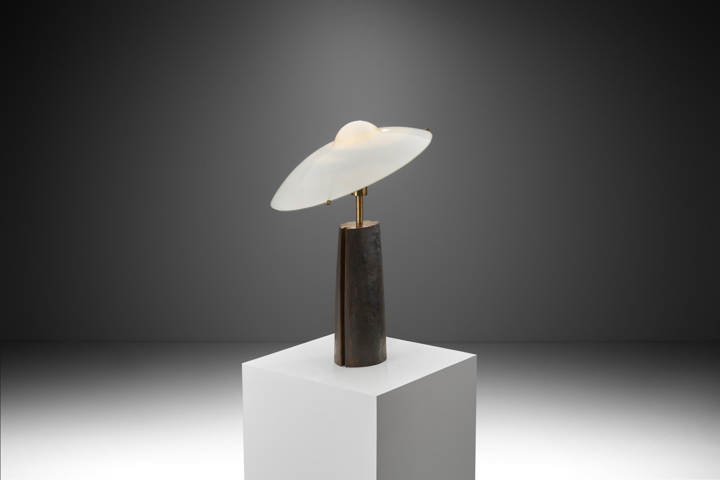 'Kallisto' fa parte della prima collezione di illuminazione di Tobias Grau che combina forme scultoree e delicate con materiali classici e un uso pionieristico della tecnologia alogena. La collezione ha portato all'azienda molti consensi e ha