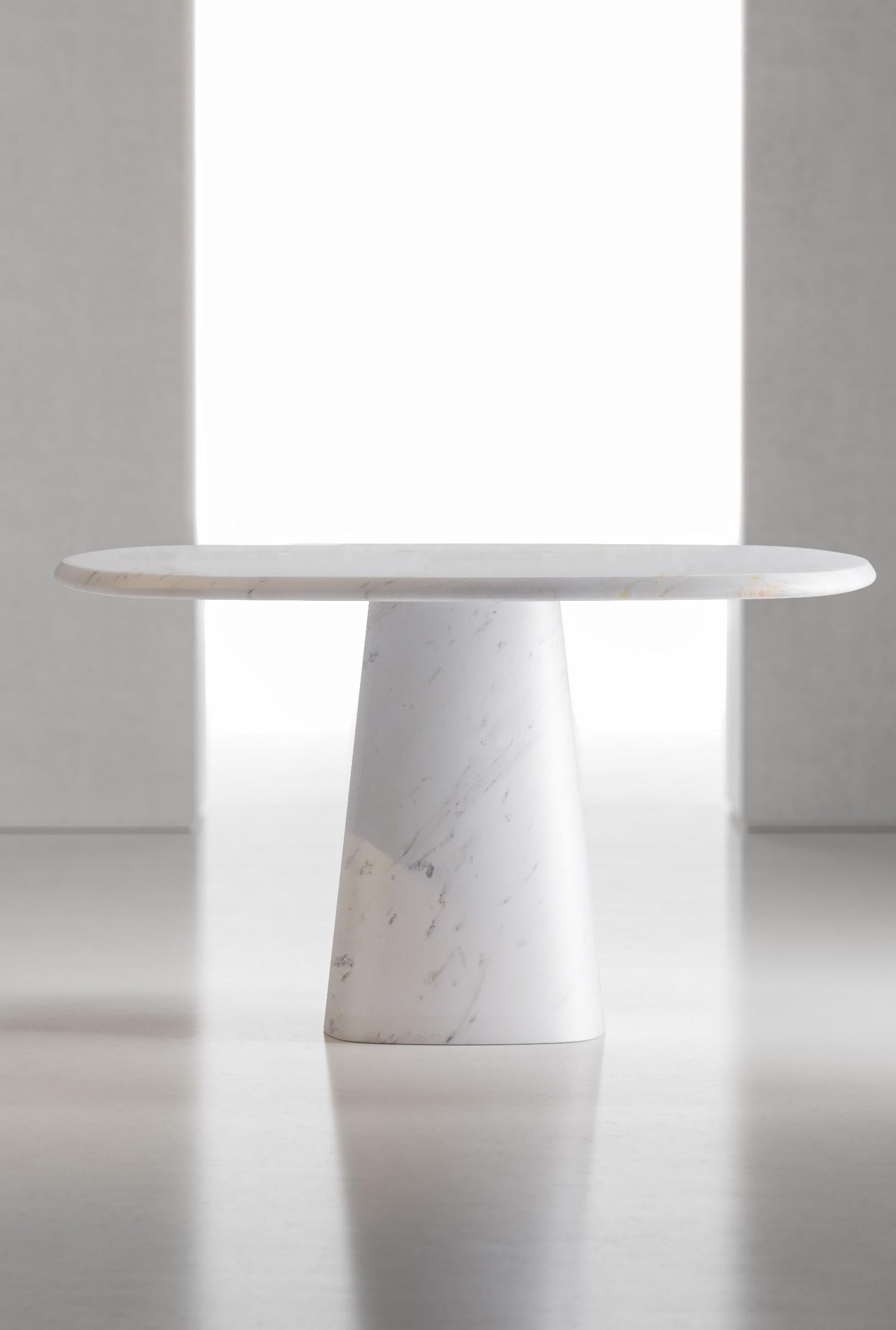 Trasforma il tuo spazio da pranzo in un capolavoro scultoreo con lo straordinario Tavolo da pranzo Wedge, dove la monumentale lavorazione del marmo incontra l'innovazione del design contemporaneo in un'armonia mozzafiato.

Il nostro Tavolo Wedge