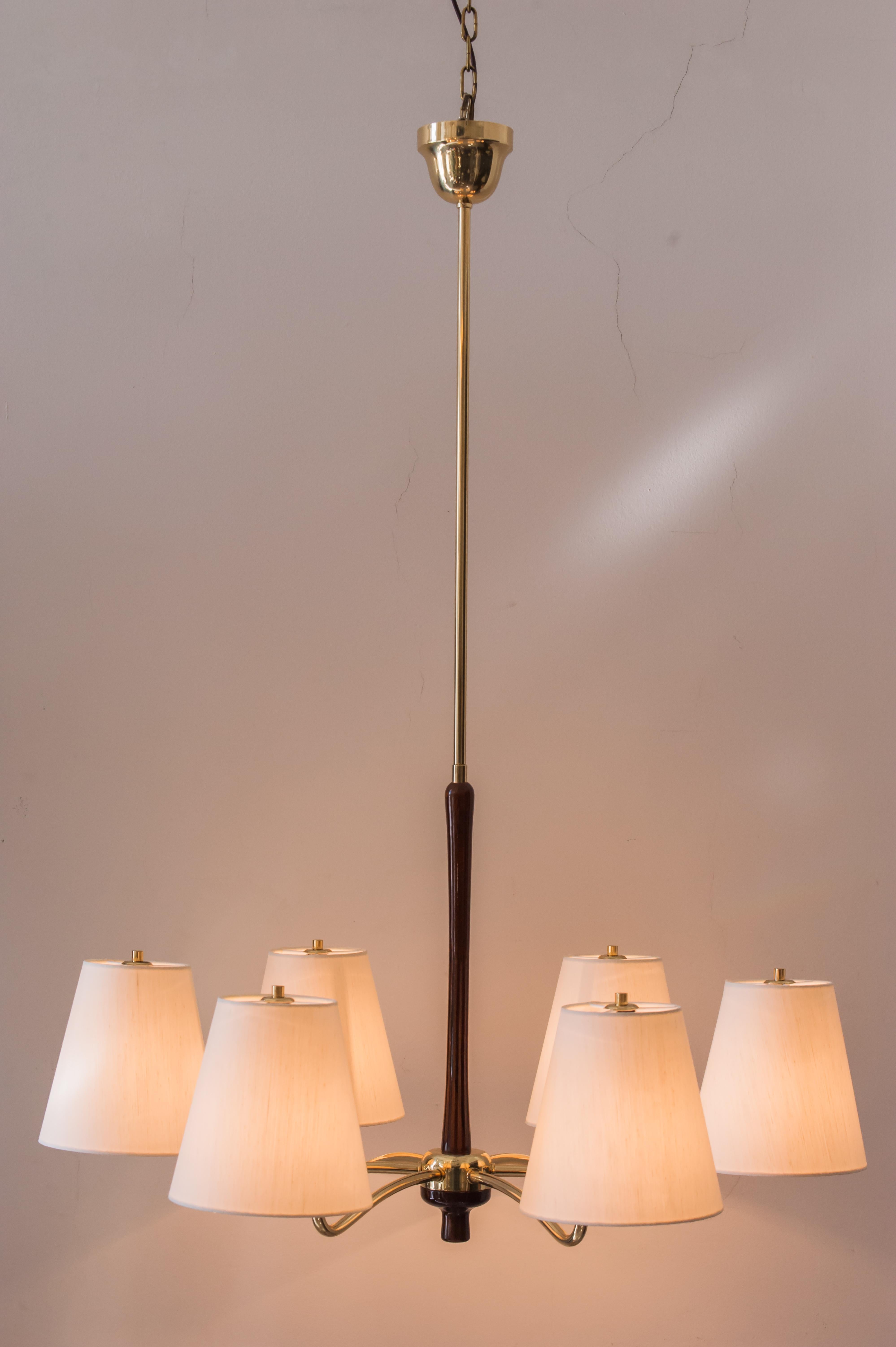Kalmar 6-arm chandelier with fabric shades, 1950s.
Shades replaced (new).
Polished and stove enameled.
Wood polished.
 