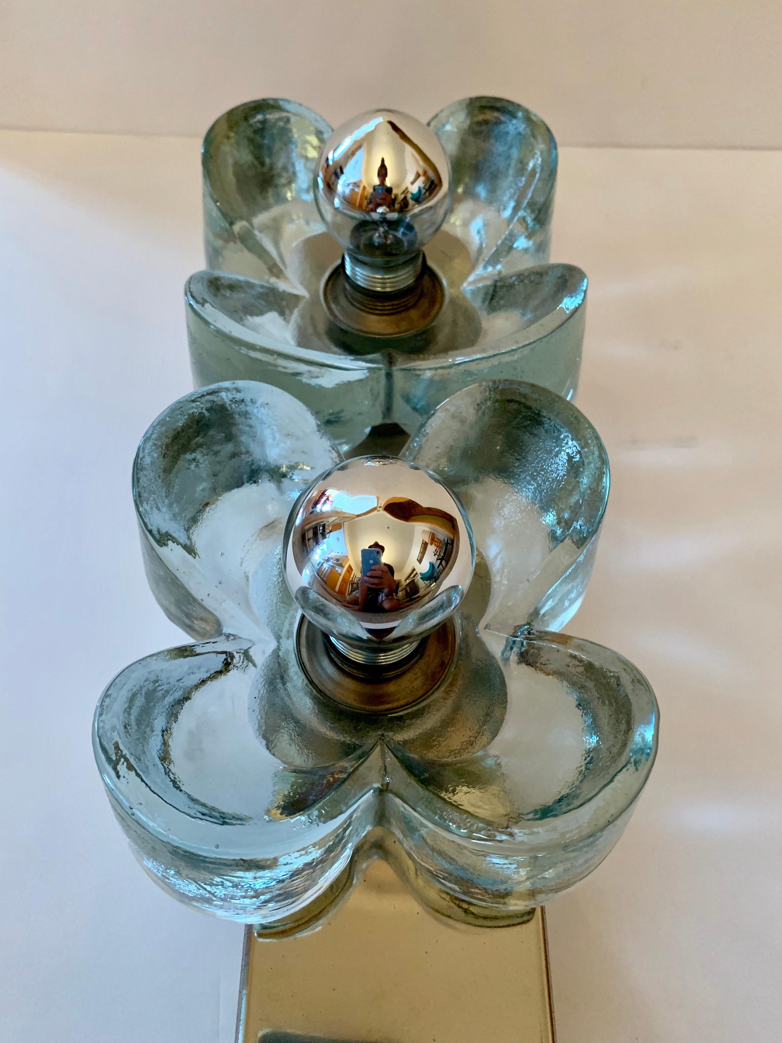 Kalmar 1960er Jahre Wandleuchte aus österreichischem Kristall mit Blumenmuster (Glas) im Angebot