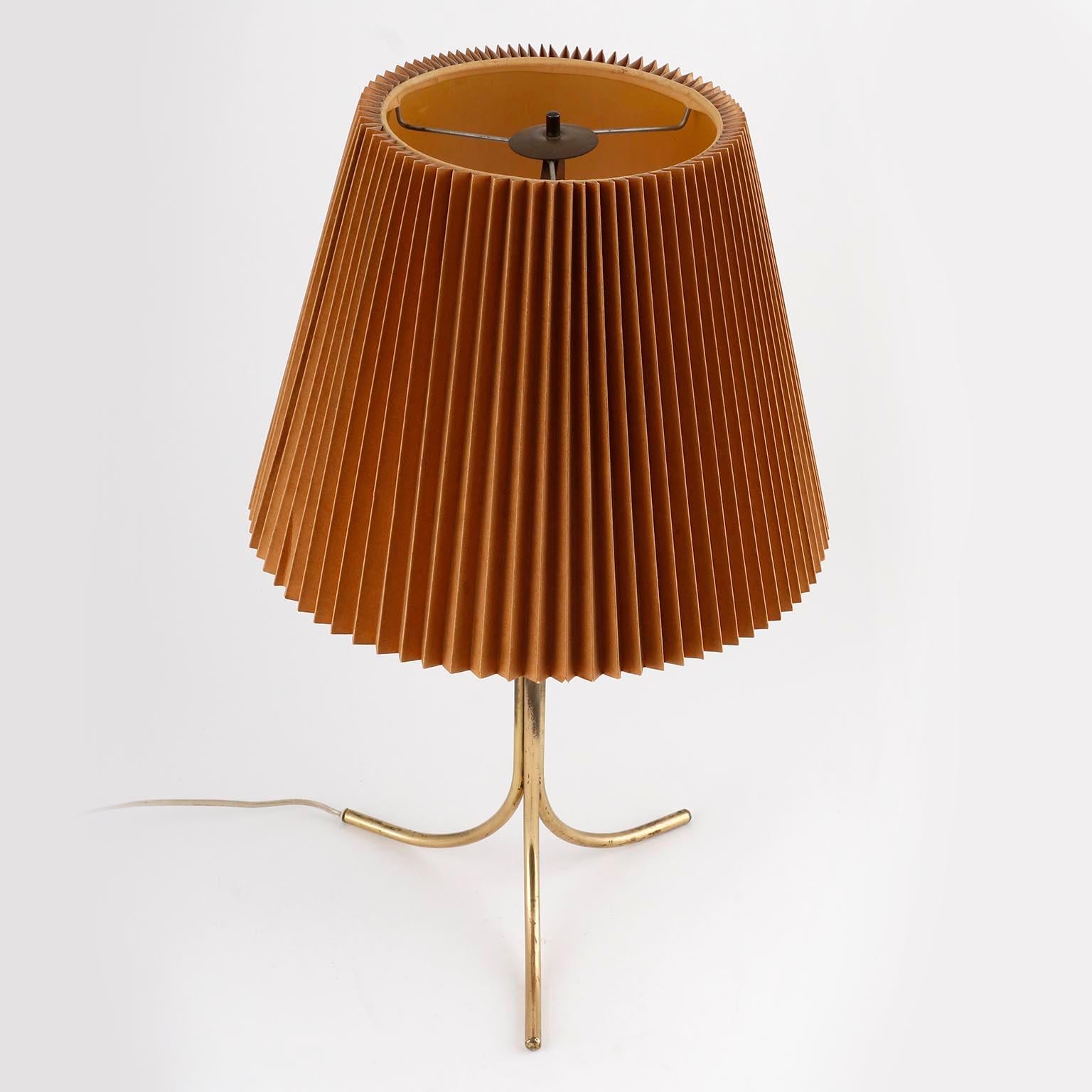 Kalmar Brass Tripod Table Lamp 'Dreibein' Model 1093, Austria, 1960 In Good Condition In Hausmannstätten, AT
