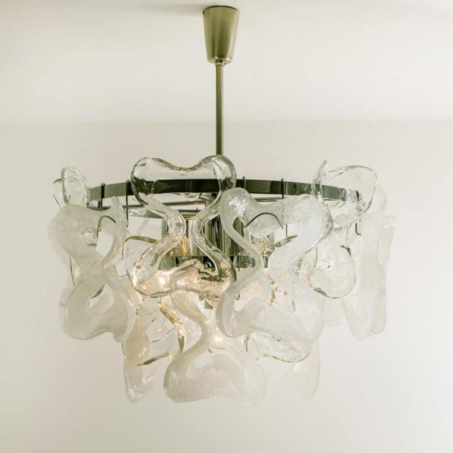 Un fantastico lampadario di J.T. Kalmar modello 