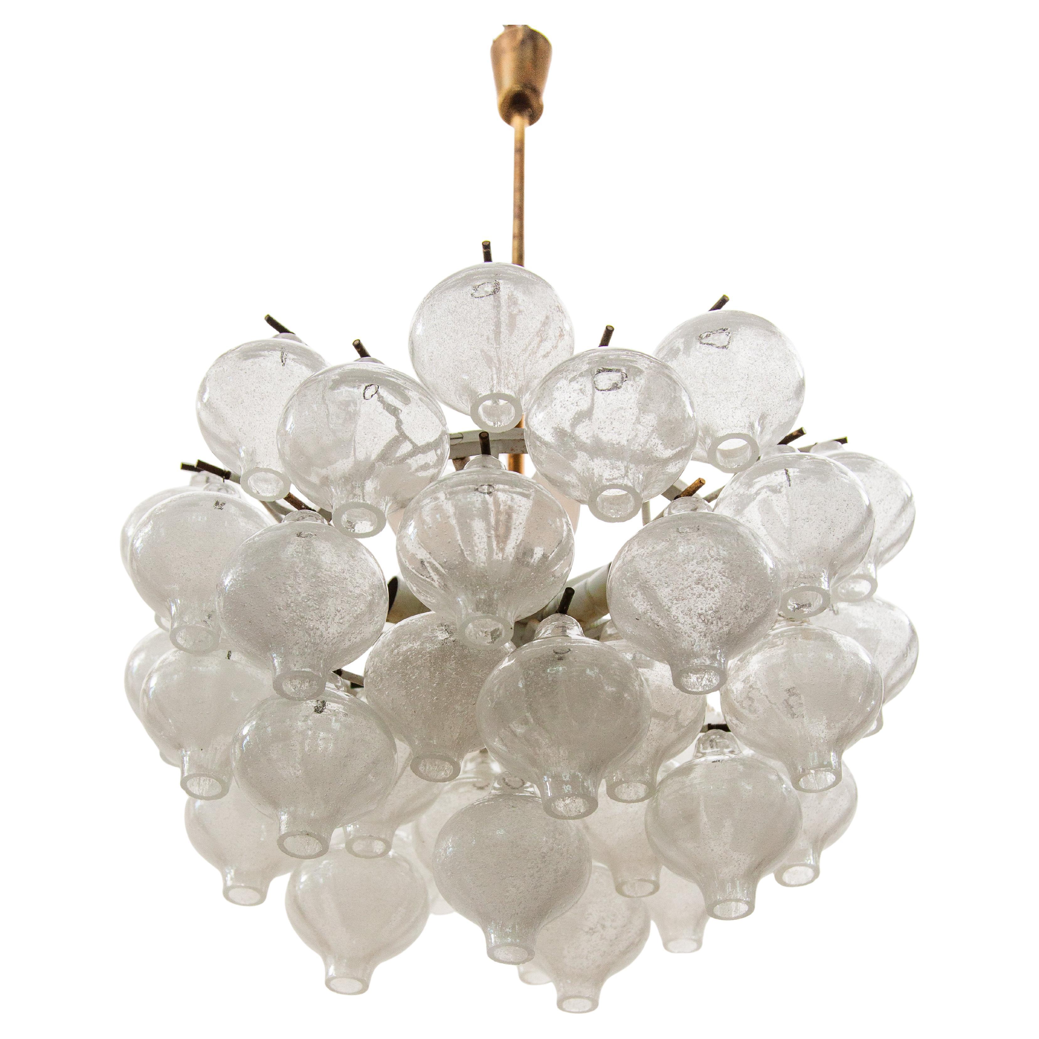 Magnifique lustre 'Tulipan' en verre clair bubbel en forme d'oignon, conçu et fabriqué par J.T. Kalmar dans les années 1950. Fabriqué à Vienne, en Autriche. Le lustre est doté d'une armature métallique recouverte de blanc pouvant accueillir 8