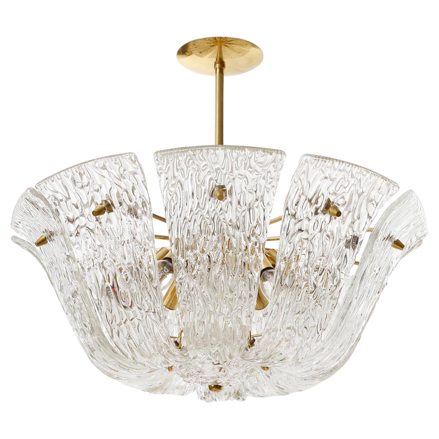 Kalmar-Kronleuchter oder Einbaubeleuchtung aus gebogenem, strukturiertem Glas mit Messingbogen, 1960, 1 von 3 Stück (Moderne der Mitte des Jahrhunderts) im Angebot