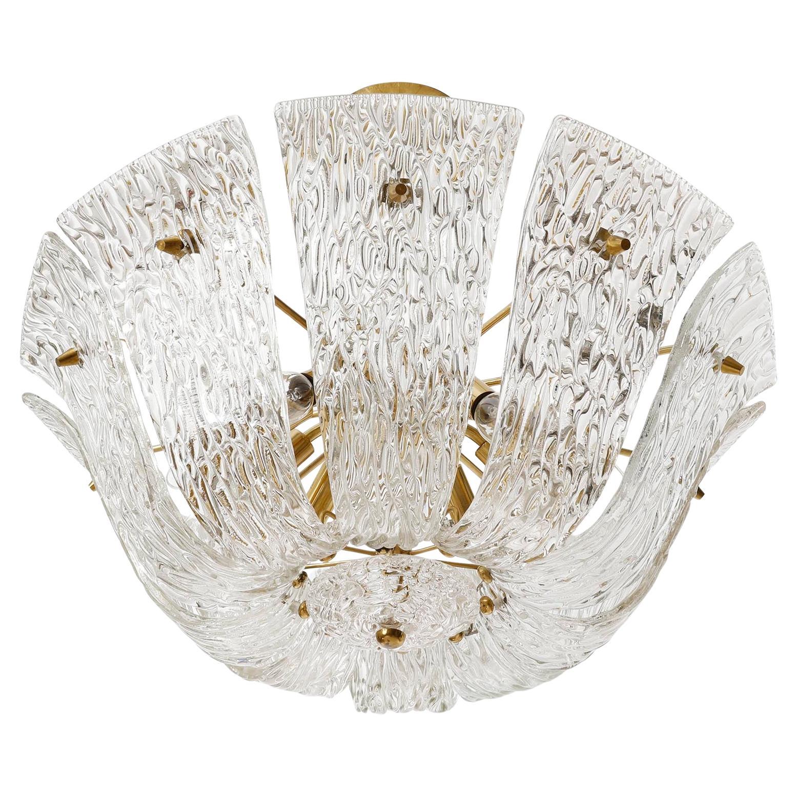 Kalmar-Kronleuchter oder Einbaubeleuchtung aus gebogenem, strukturiertem Glas mit Messingbogen, 1960, 1 von 3 Stück (Poliert) im Angebot