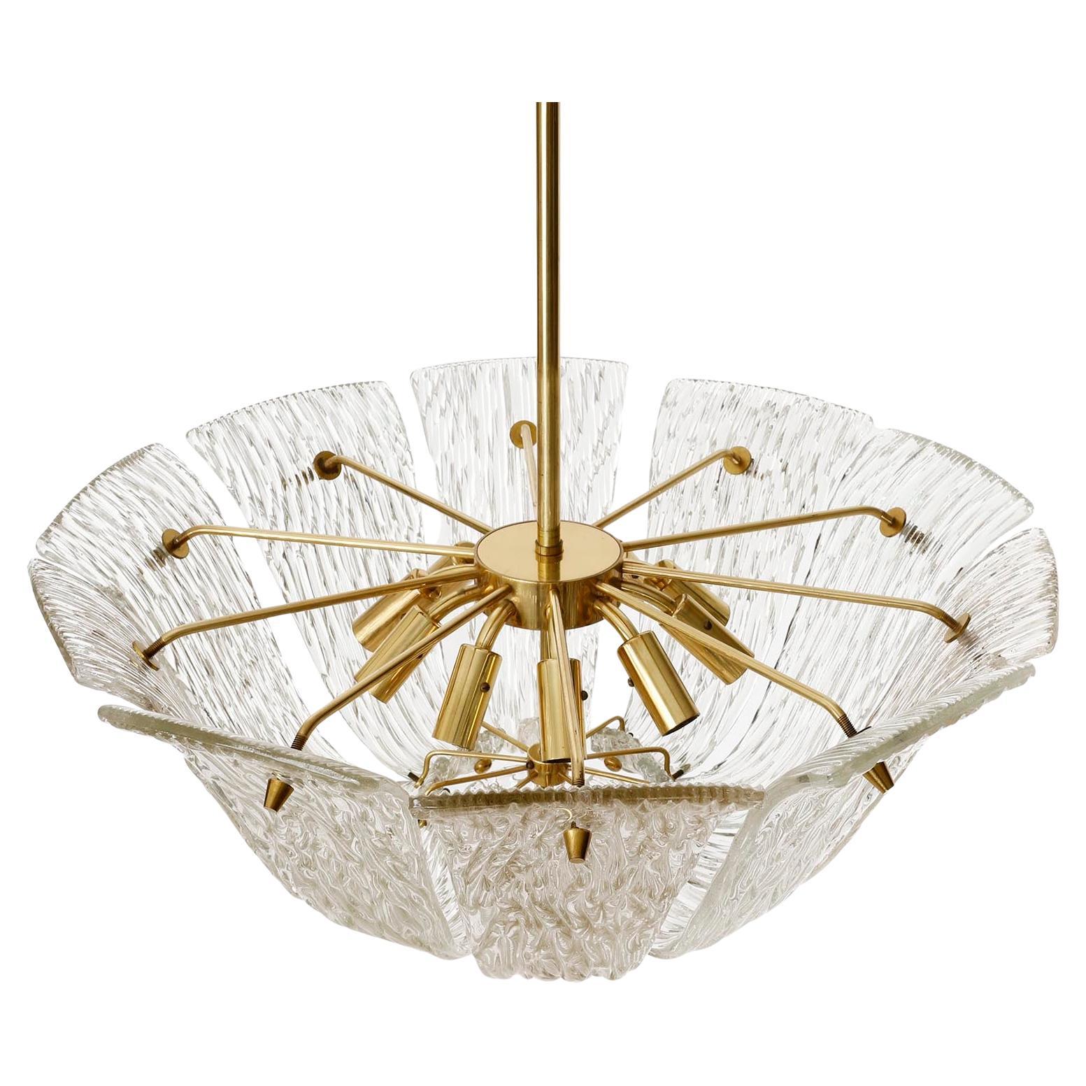 Kalmar-Kronleuchter oder Einbaubeleuchtung aus gebogenem, strukturiertem Glas mit Messingbogen, 1960, 1 von 3 Stück im Zustand „Gut“ im Angebot in Hausmannstätten, AT