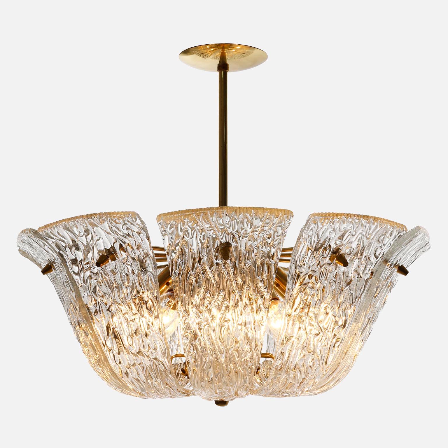 Kalmar-Kronleuchter oder Einbaubeleuchtung aus gebogenem, strukturiertem Glas mit Messingbogen, 1960, 1 von 3 Stück (Mitte des 20. Jahrhunderts) im Angebot
