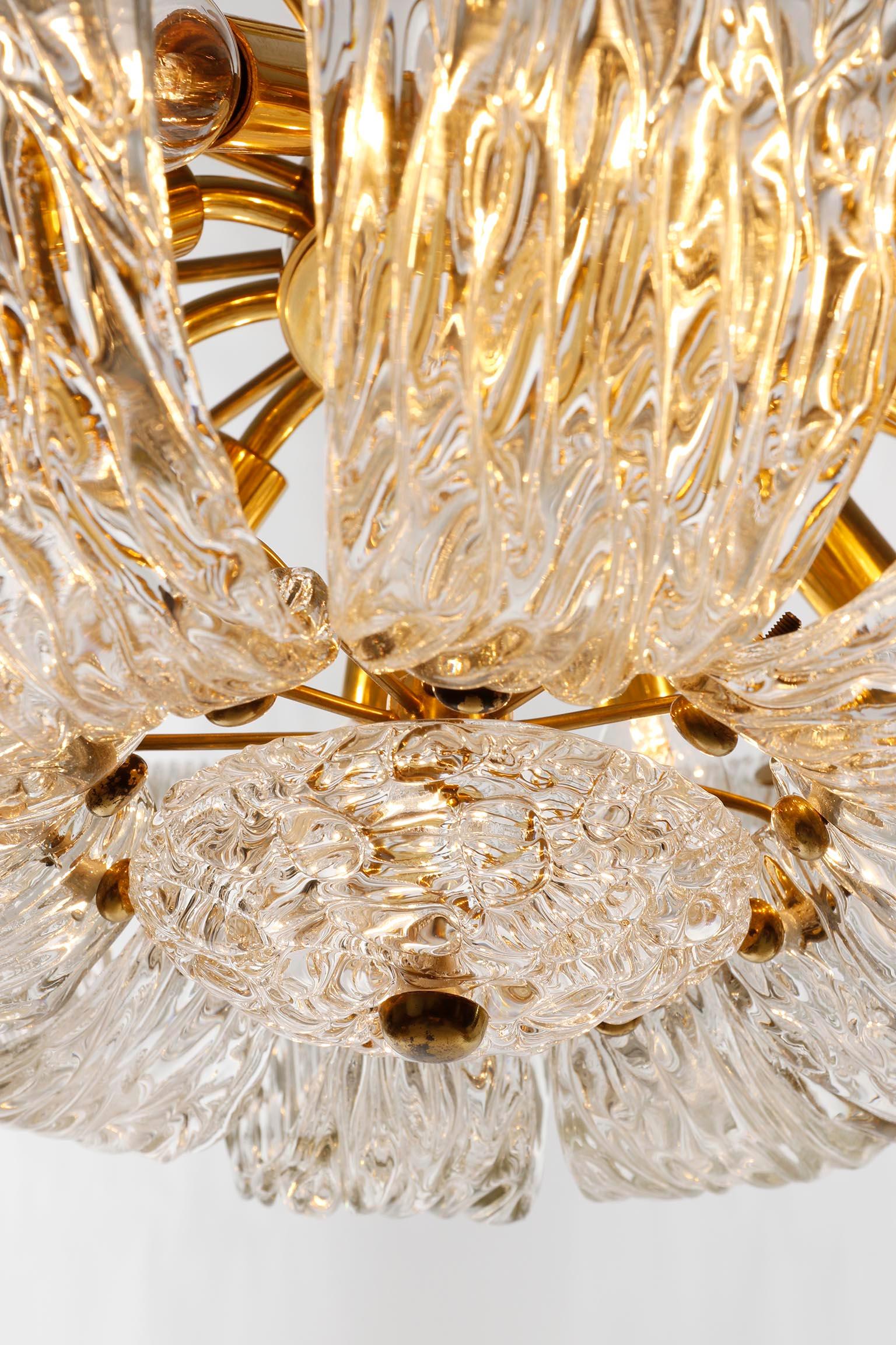 Kalmar-Kronleuchter oder Einbaubeleuchtung aus gebogenem, strukturiertem Glas mit Messingbogen, 1960, 1 von 3 Stück im Angebot 2