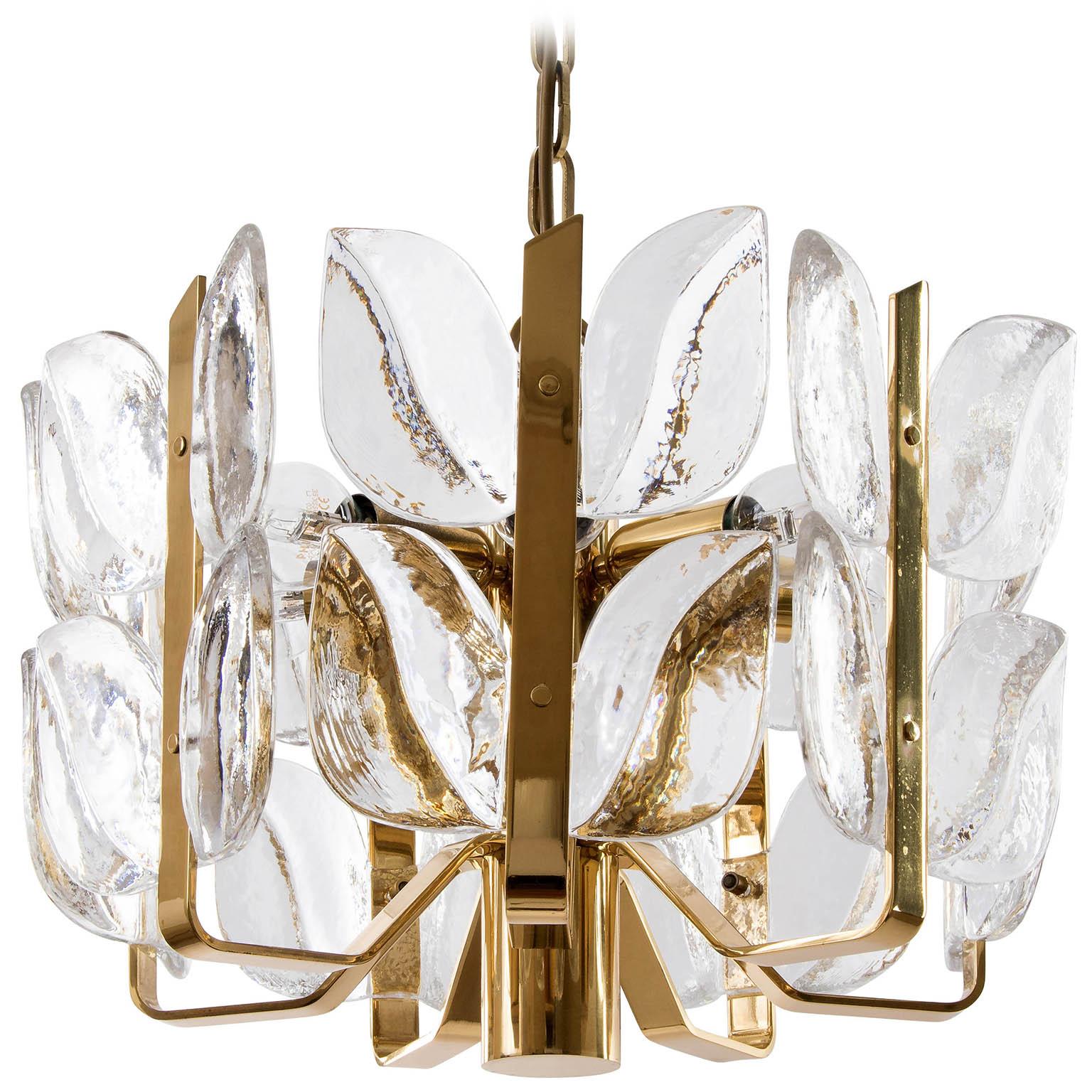 A rare and handmade high quality pendant light fixture model 'Florida' by J.T. Kalmar, Austria, manufactured in midcentury, circa 1970 (late 1960s or early 1970s).
The lamp is made of polished brass and large fire-polished brilliant crystal glasses