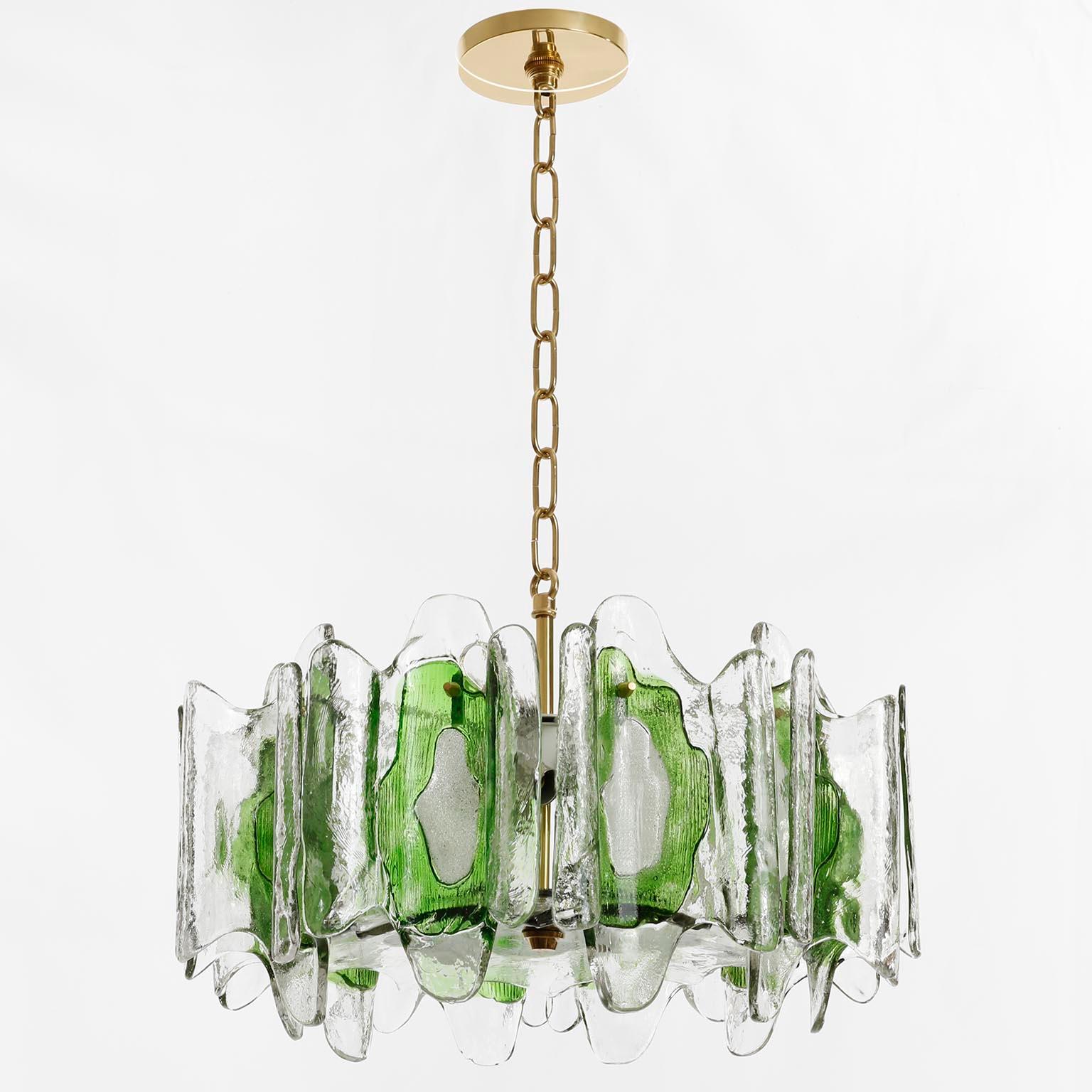 Kalmar Chandelier Pendant Light Fixture, Green Clear Murano Glass Brass, 1970s In Excellent Condition In Hausmannstätten, AT