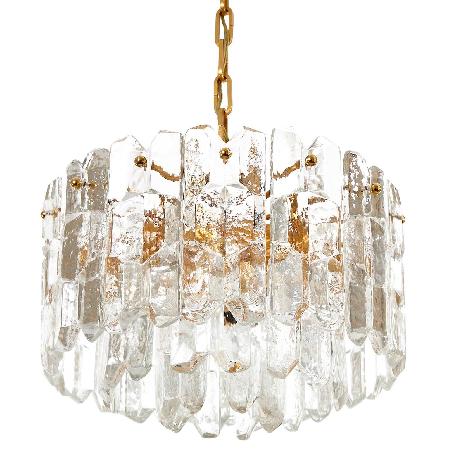 A very exquisite 24-carat gold-plated brass and clear brillant glass Hollywood Regency light fixture model 'Palazzo' by J.T. Kalmar, Vienna, Austria, manufactured in midcentury, circa 1970 (late 1960s or early 1970s).
The lamp is marked with a