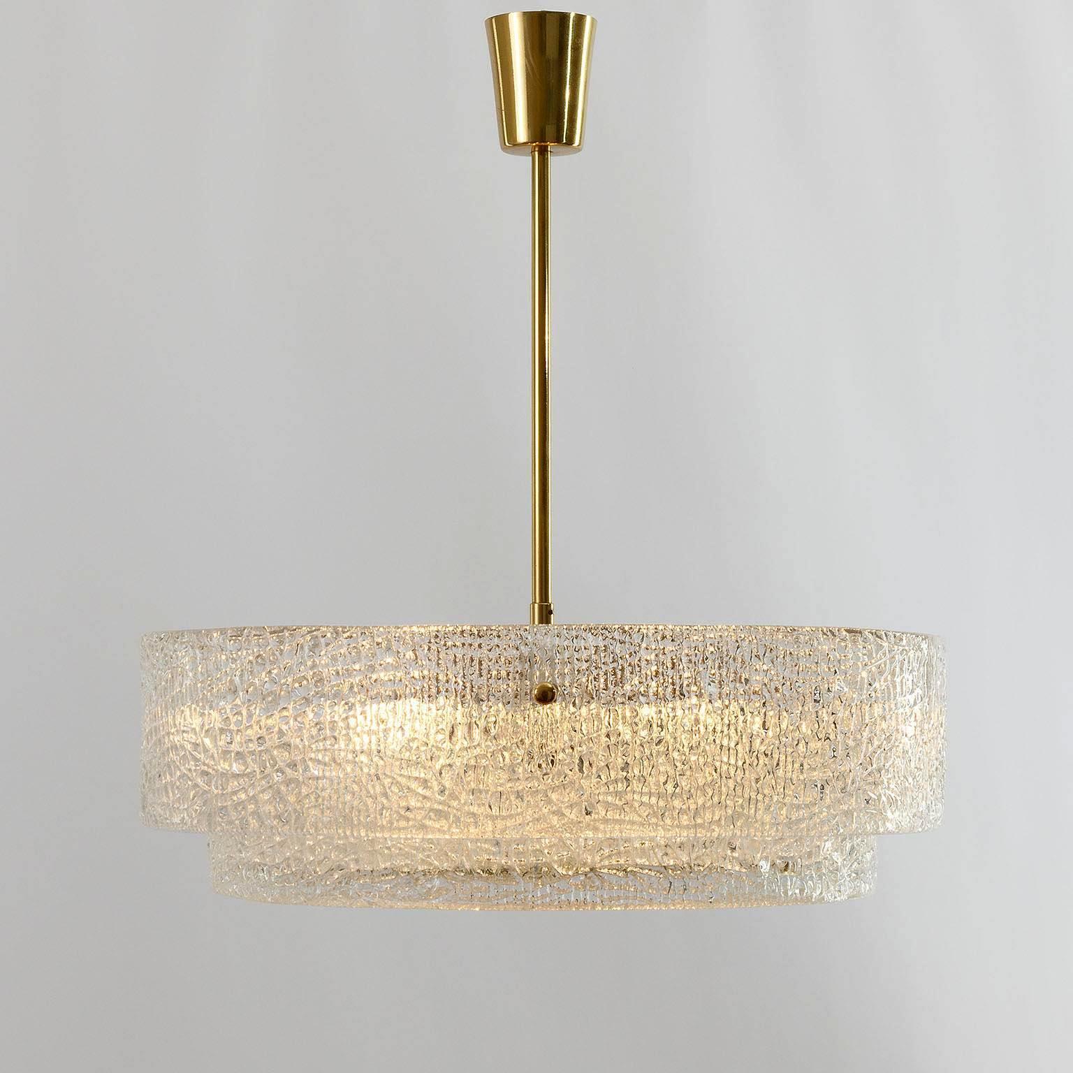 Kalmar Chandelier, Textured Glass and Brass, 1960 In Good Condition For Sale In Hausmannstätten, AT