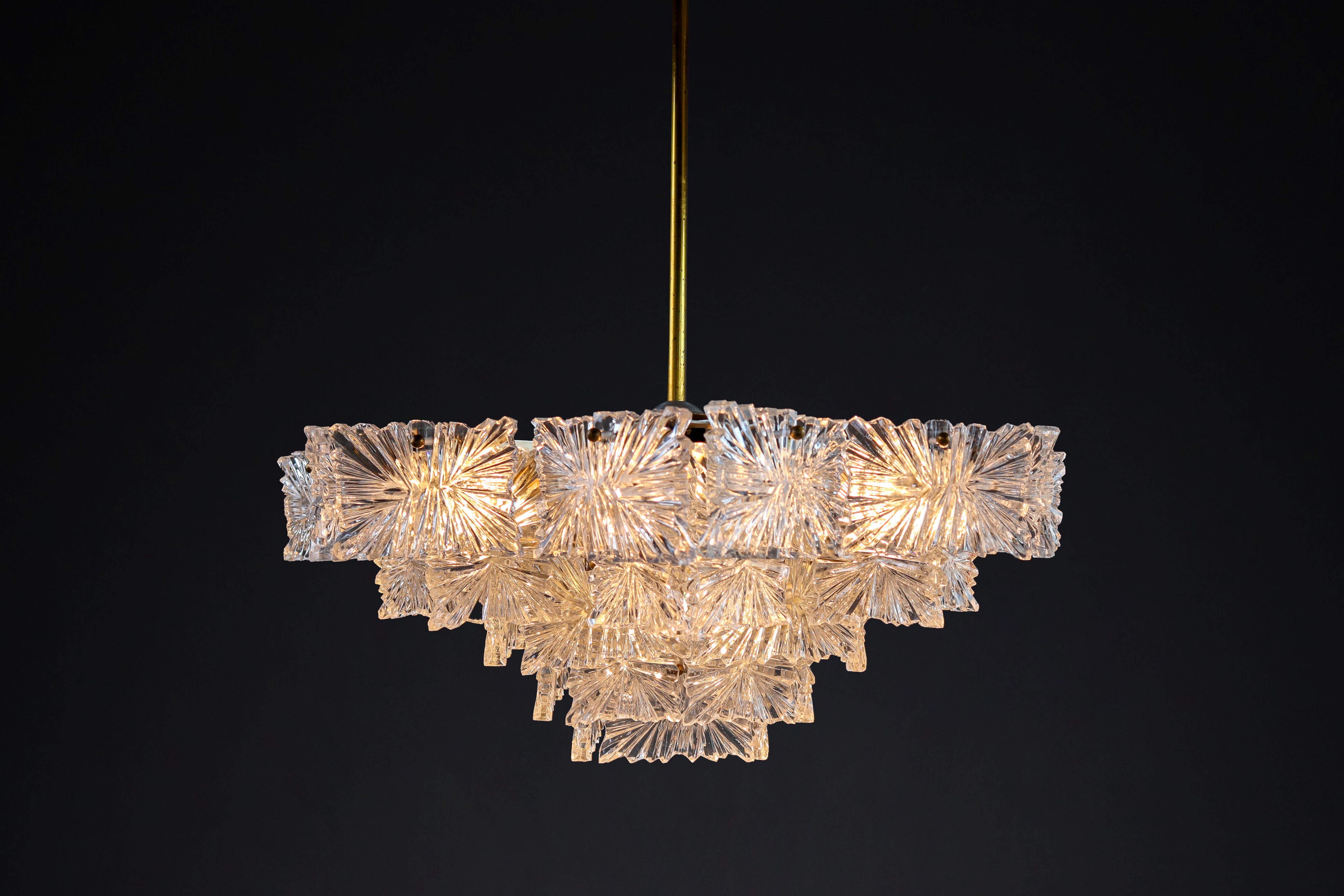 Kalmar Chandeliers in Brass and Textured Glass Sheets, Austria, 1960s  In Good Condition For Sale In Almelo, NL