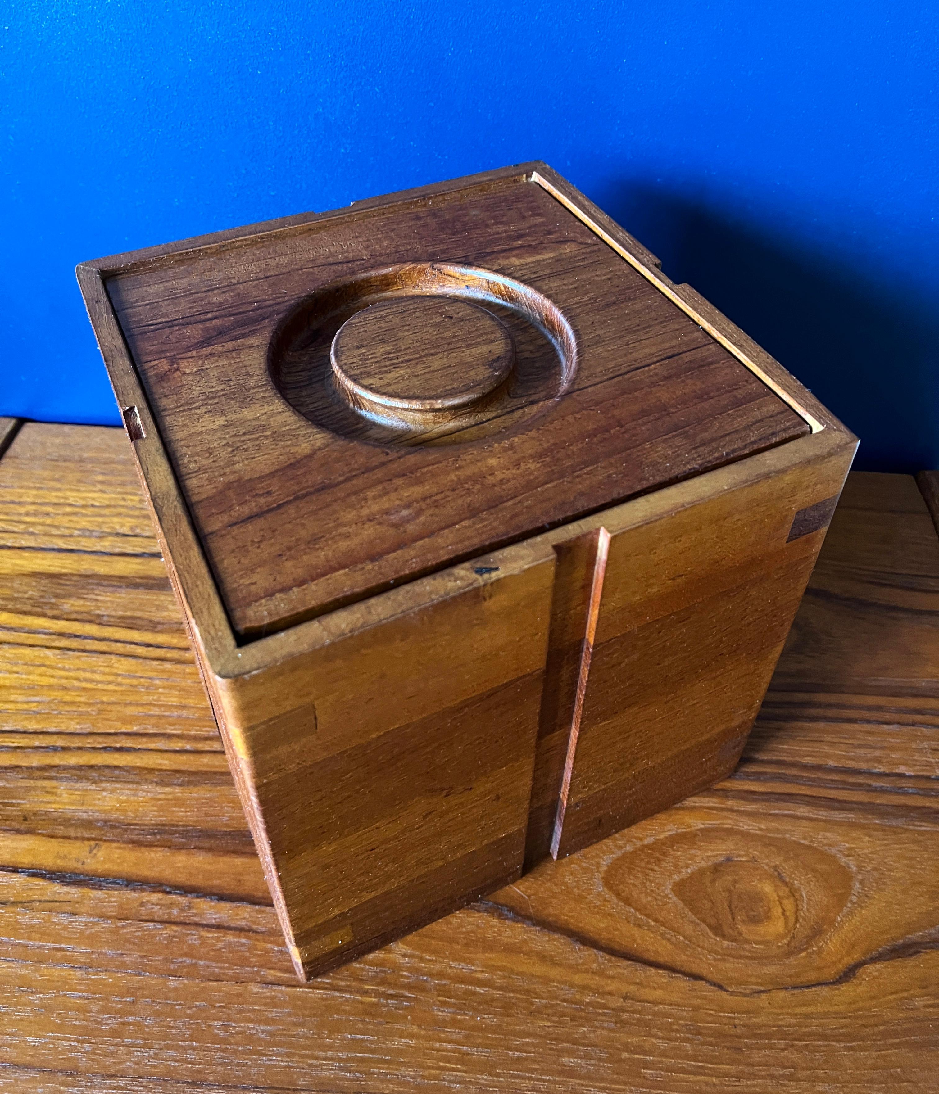 Uno splendido secchiello per il ghiaccio in legno di teak di Kalmar Designs in stile danese moderno. Con un coperchio rimovibile a cerchi concentrici e un rivestimento in plastica bianca. Questo secchiello per il ghiaccio è in ottime condizioni