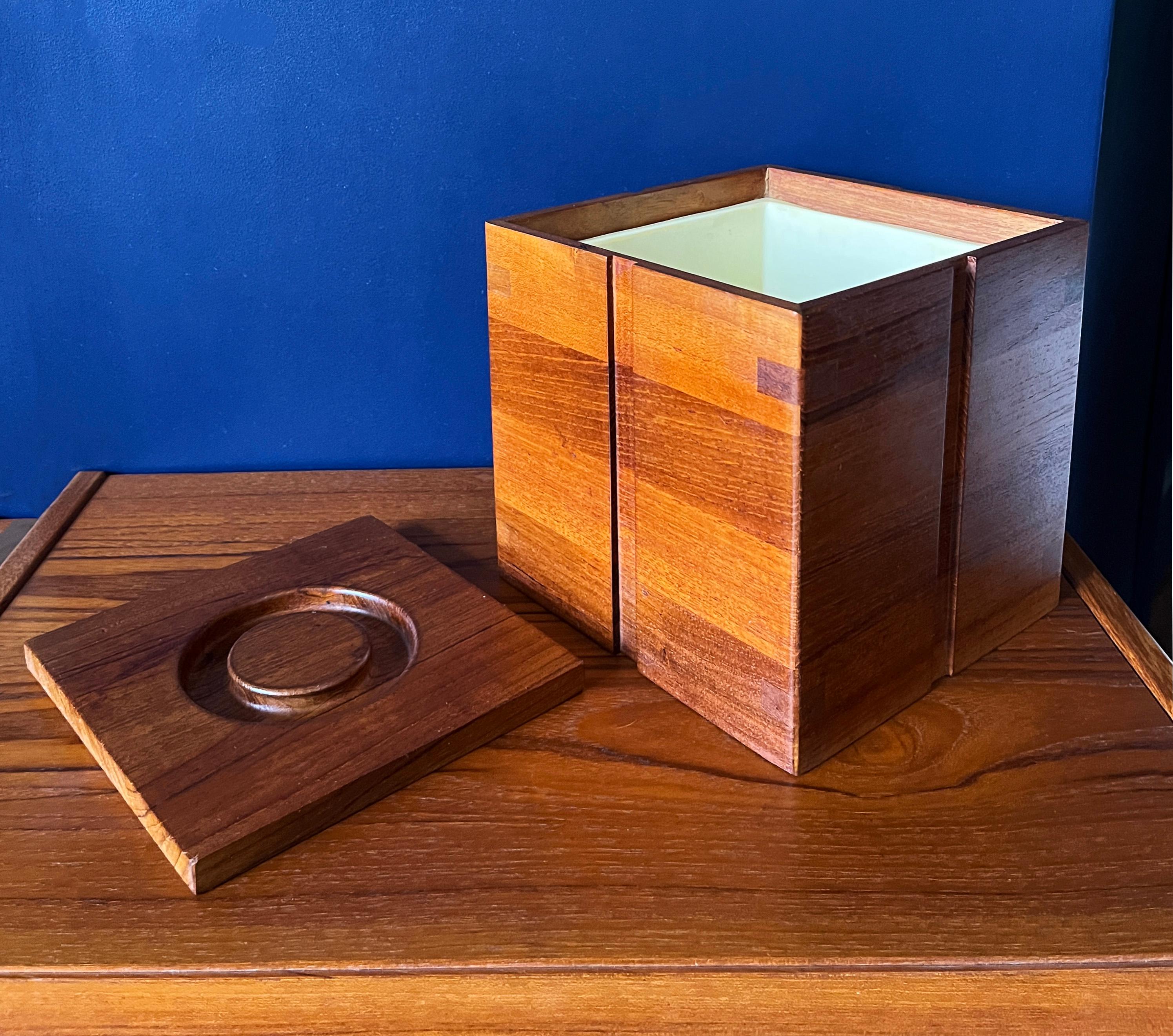 Mid-Century moderno Secchiello per il ghiaccio in teak in stile moderno danese Kalmar 1970 (firmato) in vendita