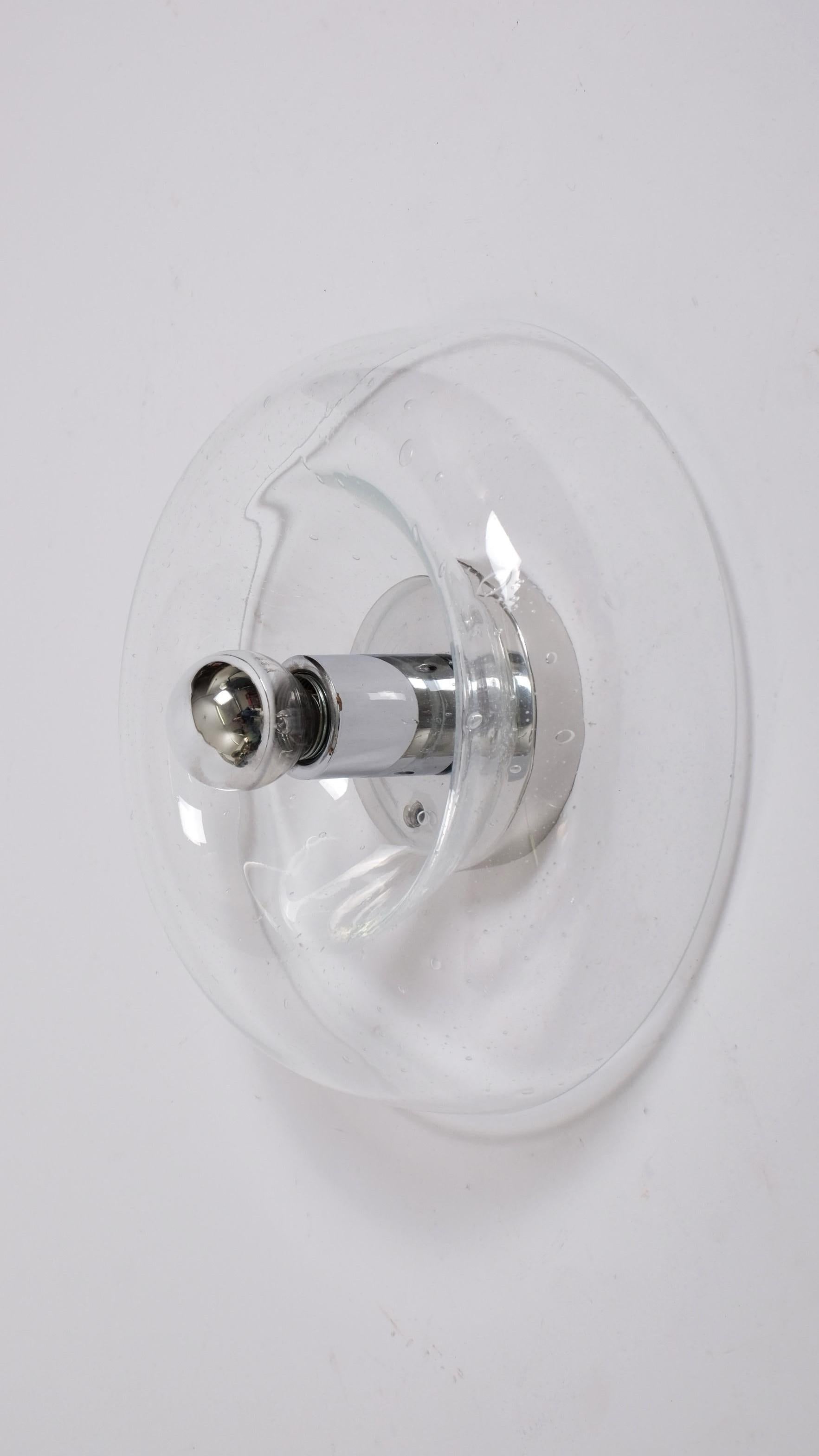 Atemberaubende Wandleuchte oder Deckenlampe aus den 1970er Jahren von J.T. Kalmar, Österreich.

Sie besteht aus einem verchromten Metallbügel, der einen donutförmigen Glasschirm mit eingeschlossenen Blasen hält.

Das Stück ist in einem wunderbaren