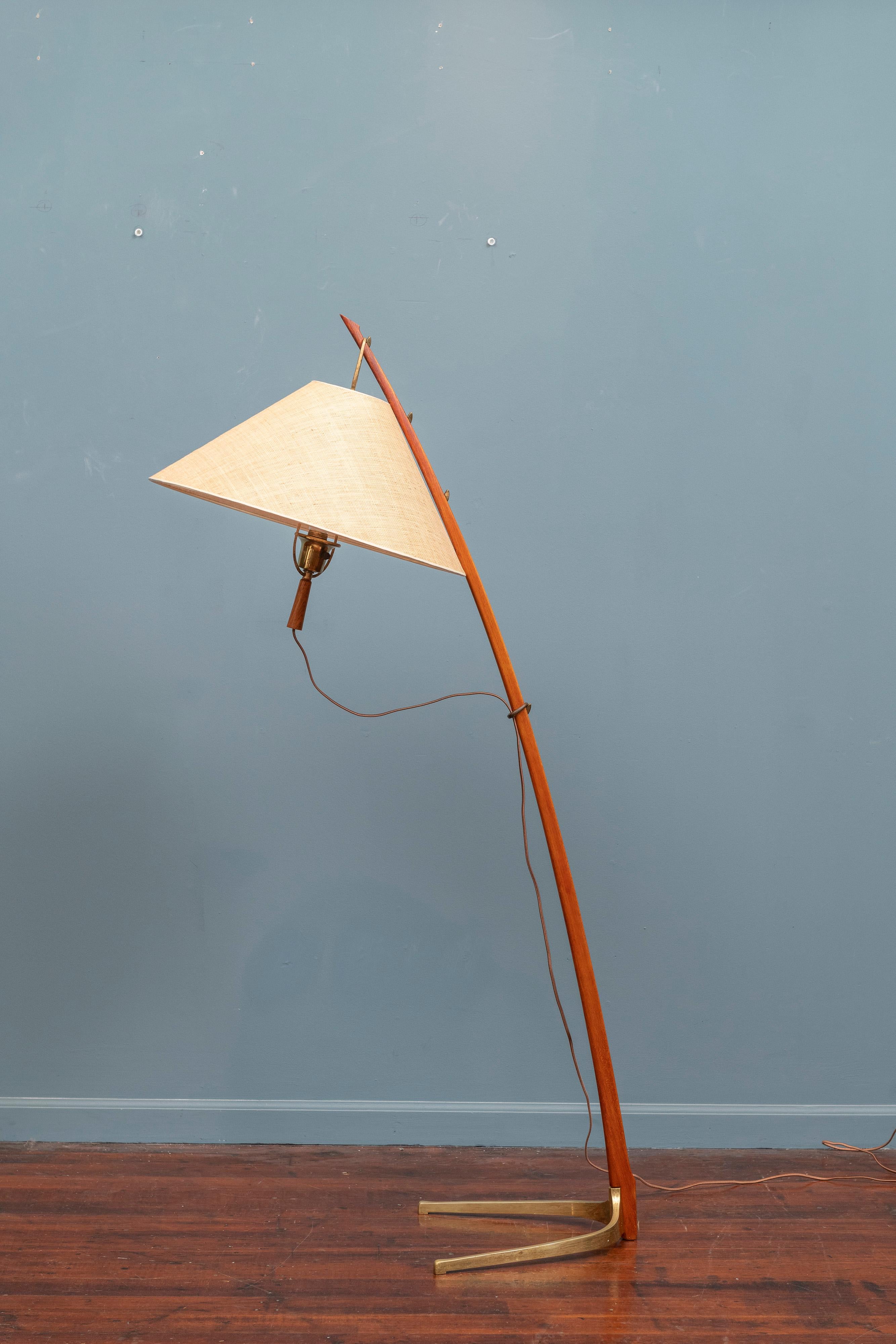 A beautiful Dornstab (‘thorn stick’) floor lamp, designed in 1947 by J.T. Kalmar. It is made out of a wooden, saber shaped stem with a curved brass base and fabric shade.
The height of the shade is adjustable to three different positions on the