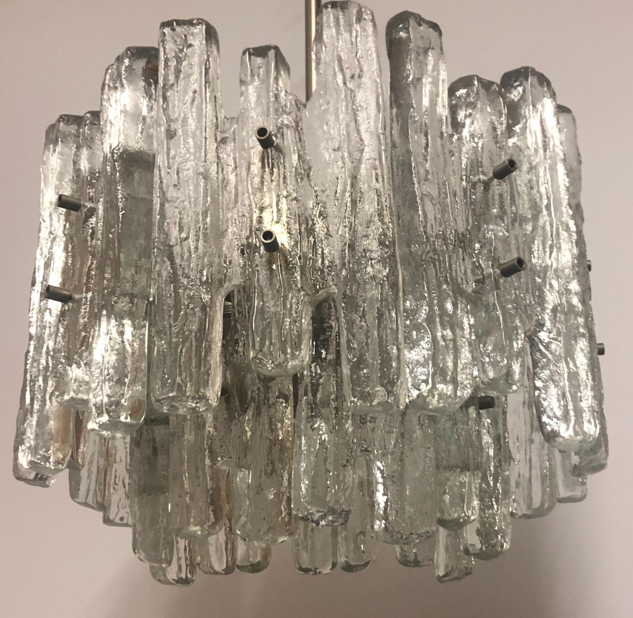 Österreichischer Eisglas-Kronleuchter von J.T.Kalmar, 1960er Jahre (Metall) im Angebot