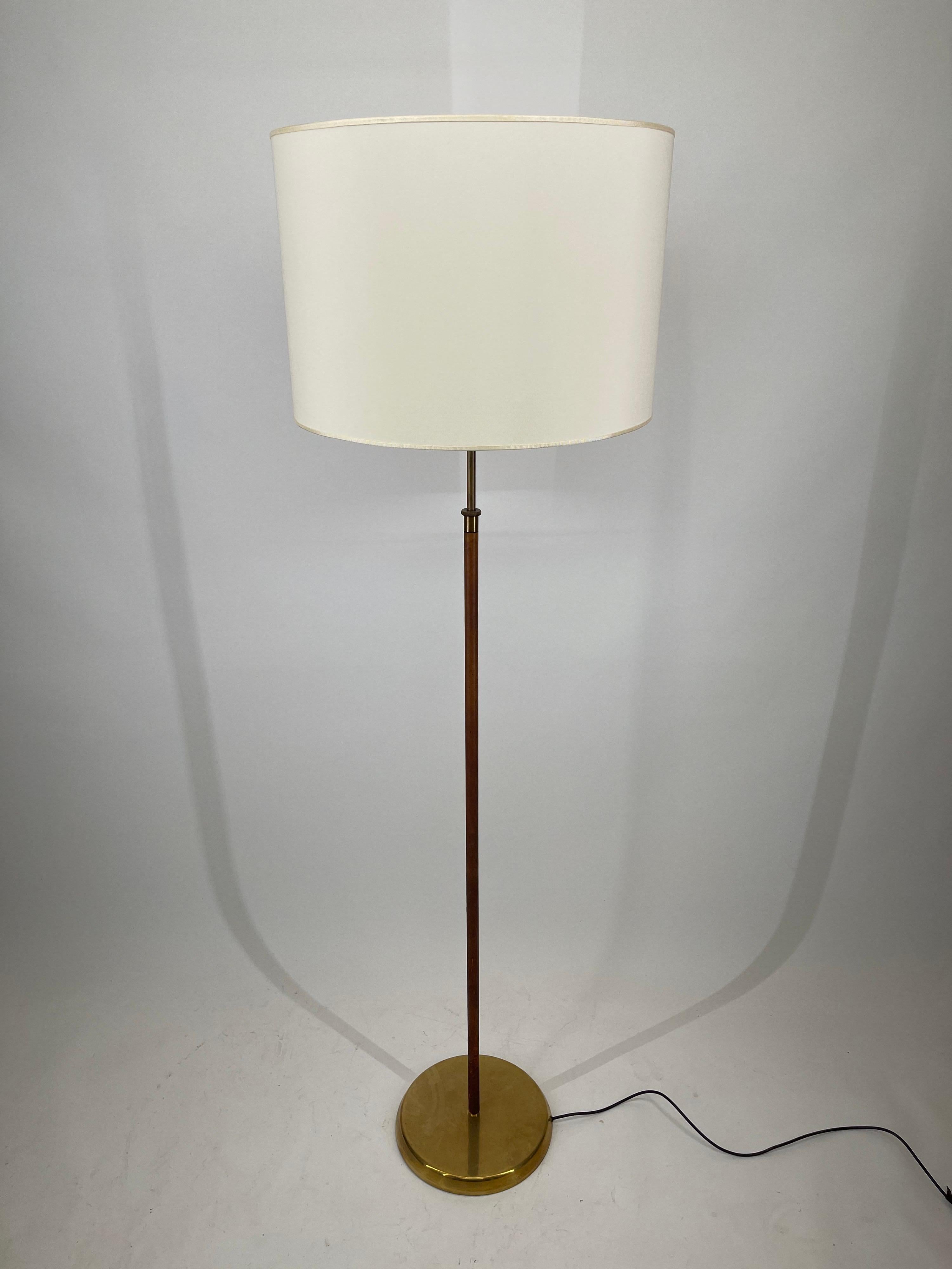 Kalmar floor lamp, Brass Height Adjustable Model 'Telescope', Austria 1969. Original patinated cognac leather with renewed lamp shade.