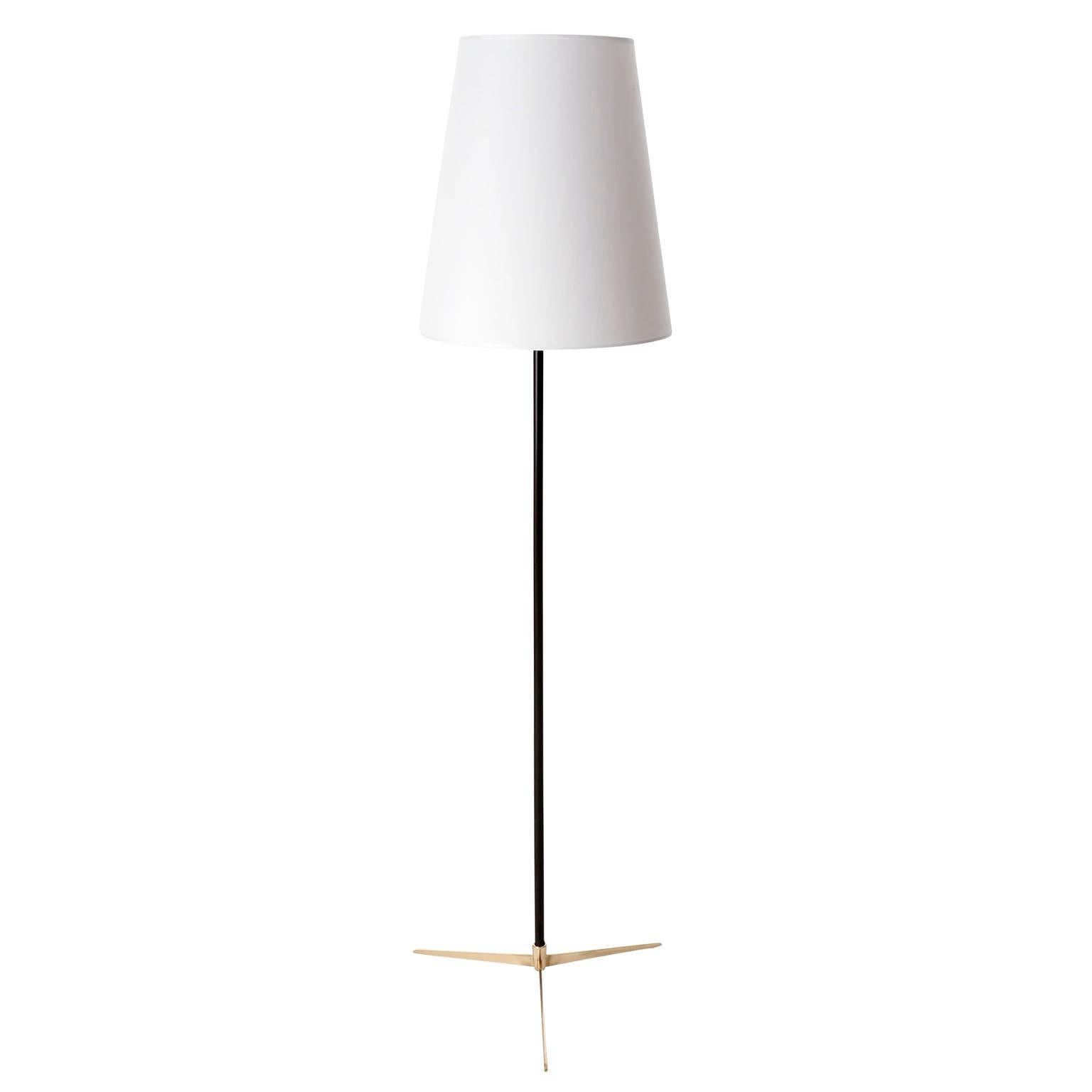 A floor lamp model 'Micheline' (model no. 2092) by J.T. Kalmar, Vienna, Austria, manufactured in midcentury, circa 1960 (late 1950s and early 1960s).
It is made of a nice mixture of colors and materials: a polished tripod brass base, a blackened
