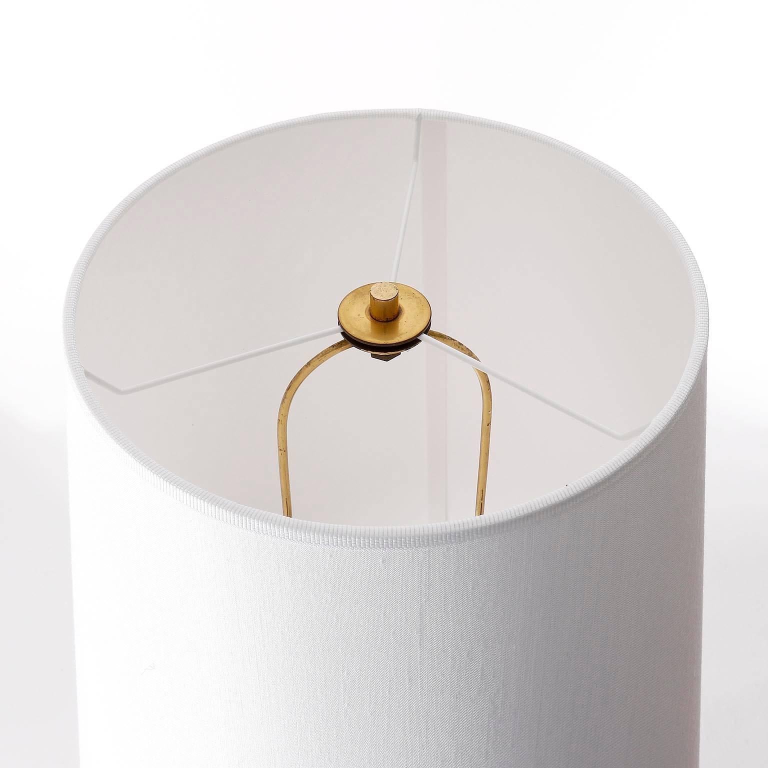 Lampada da terra Kalmar 'Micheline', treppiede in ottone e metallo nero, 1960 In condizioni buone in vendita a Hausmannstätten, AT
