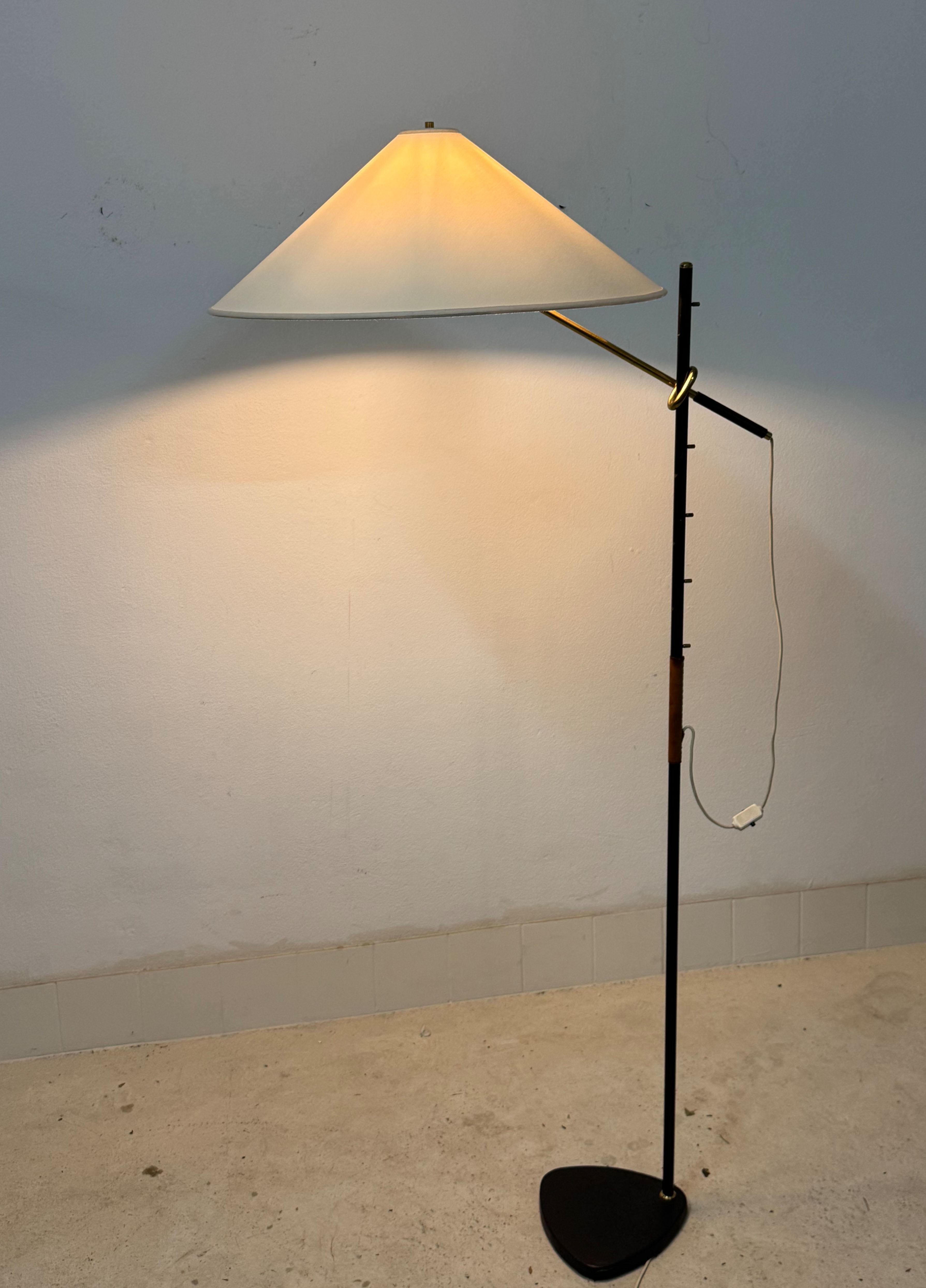 Kalmar Stehleuchte 'Pelican' Mod. 2097, Höhenverstellbar, Messing Schwarz Eisen, 1960 (Österreichisch) im Angebot