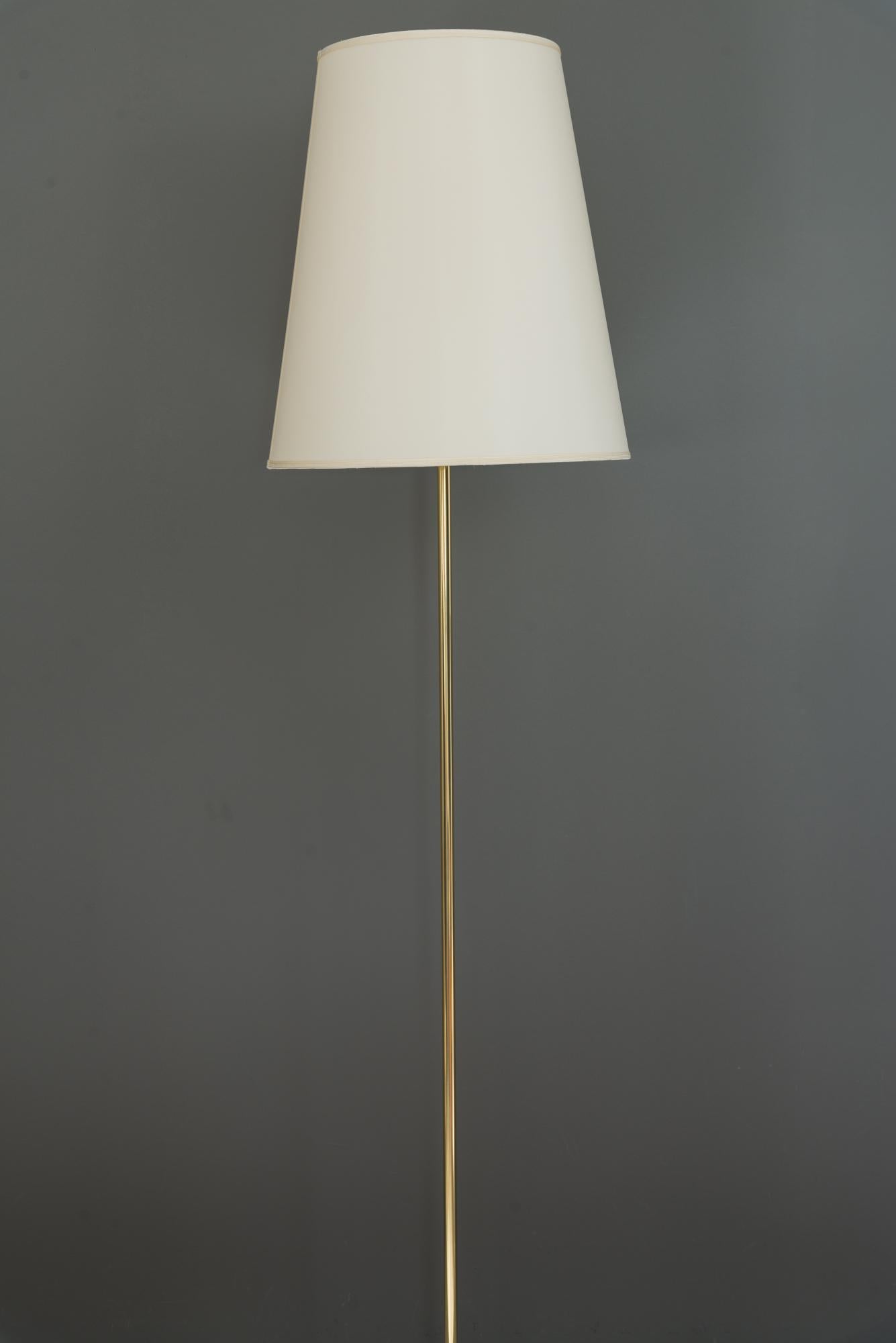 Kalmar floor lamp with fabric shade circa 1950s
Brass polished and stove enameled
The fabric shade is replaced ( new ).