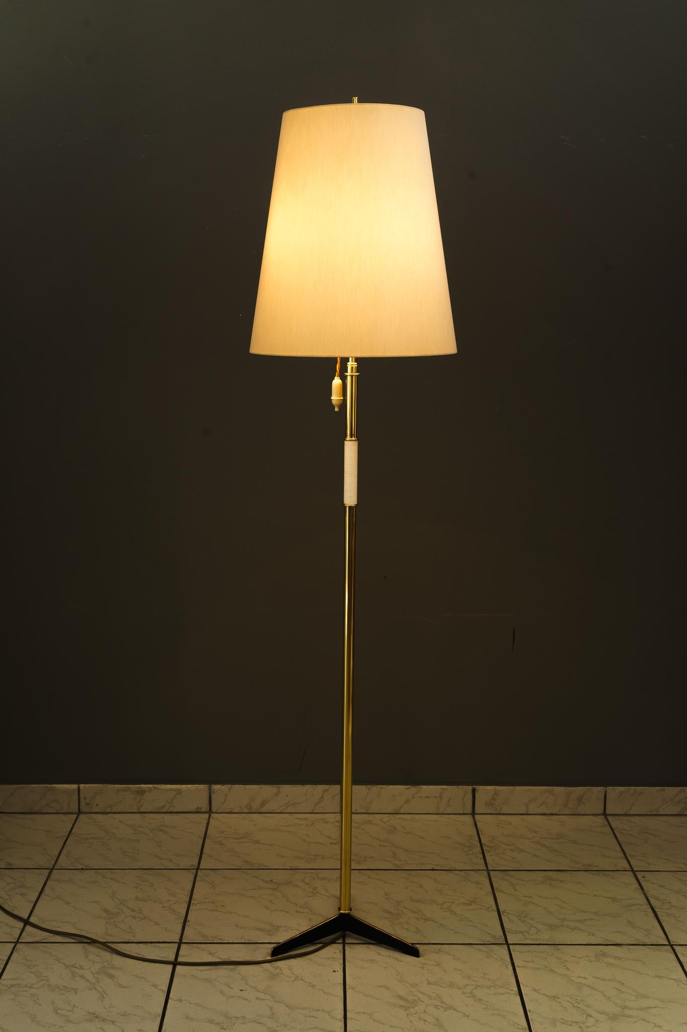 Kalmar Floor lamp with fabric shade vienna around 1950s
Polished and stove enameled
The fabric shade is replaced ( new )