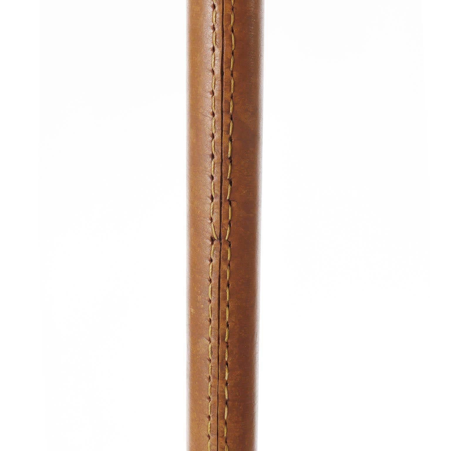 Pelle Lampada da terra Kalmar 'Telescope', in pelle di ottone patinato, regolabile in altezza, 1960 in vendita