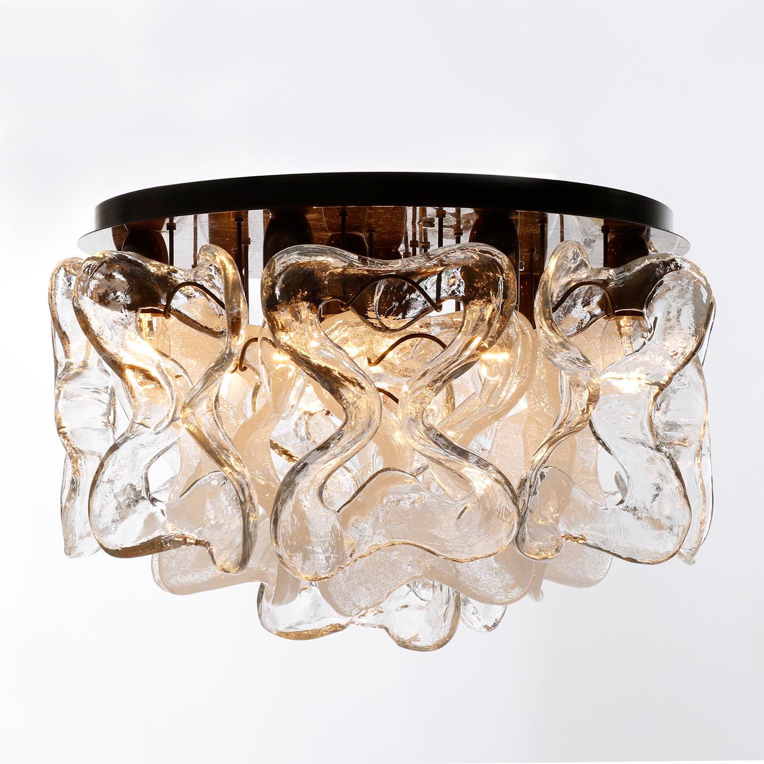 Verre d'art Plafonnier Kalmar Catena, laiton patiné et verre de Murano, 1970 en vente