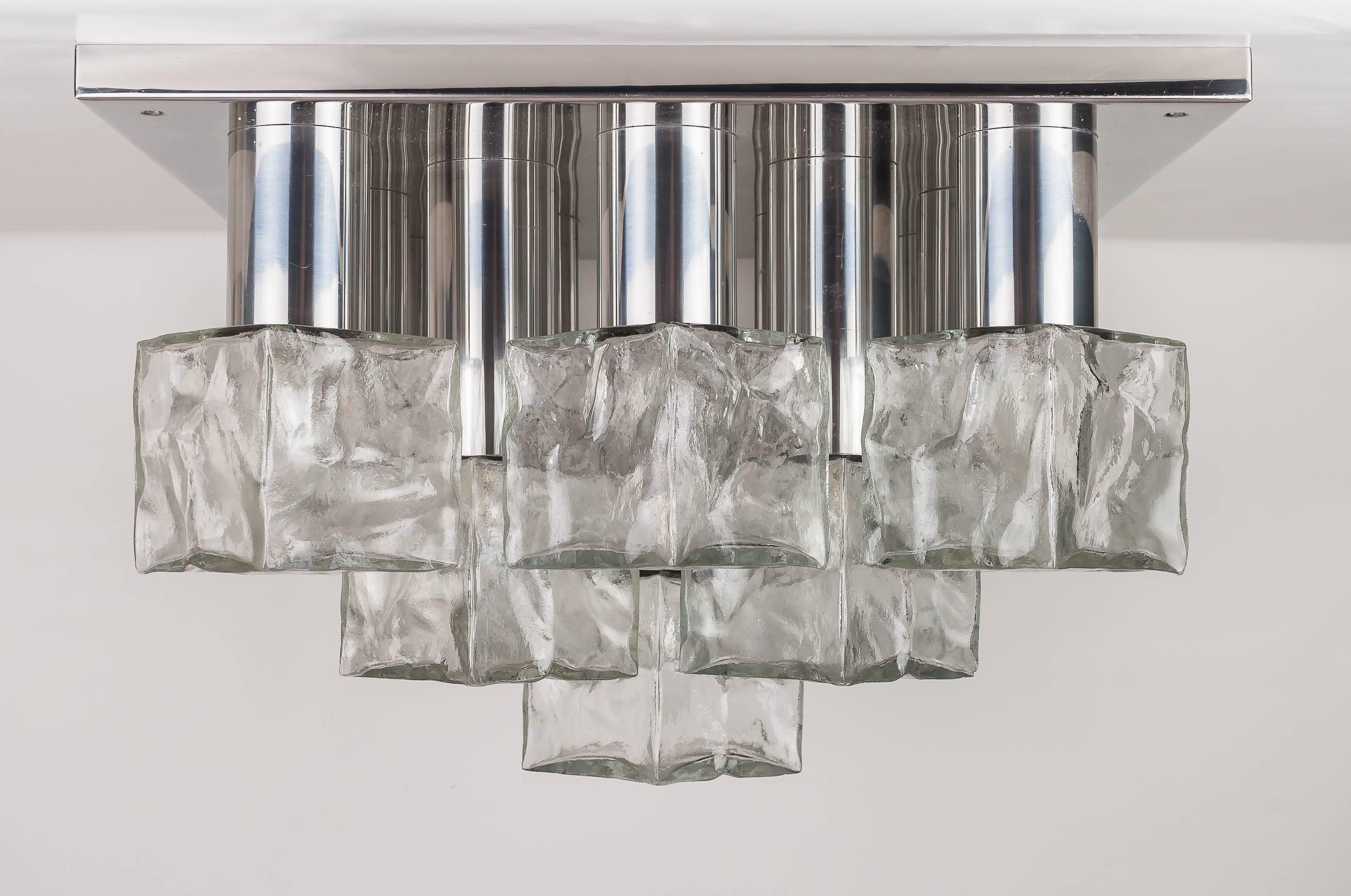 Kalmar Flush Mount Light ou Sconce, Nickelé, Verre de glace coulé, ca. 1970
Il y a 13 petites ampoules Edison à culot jusqu'à 40W par ampoule qui sont recouvertes de glaçons texturés.
La lampe peut être utilisée comme lampe murale ou