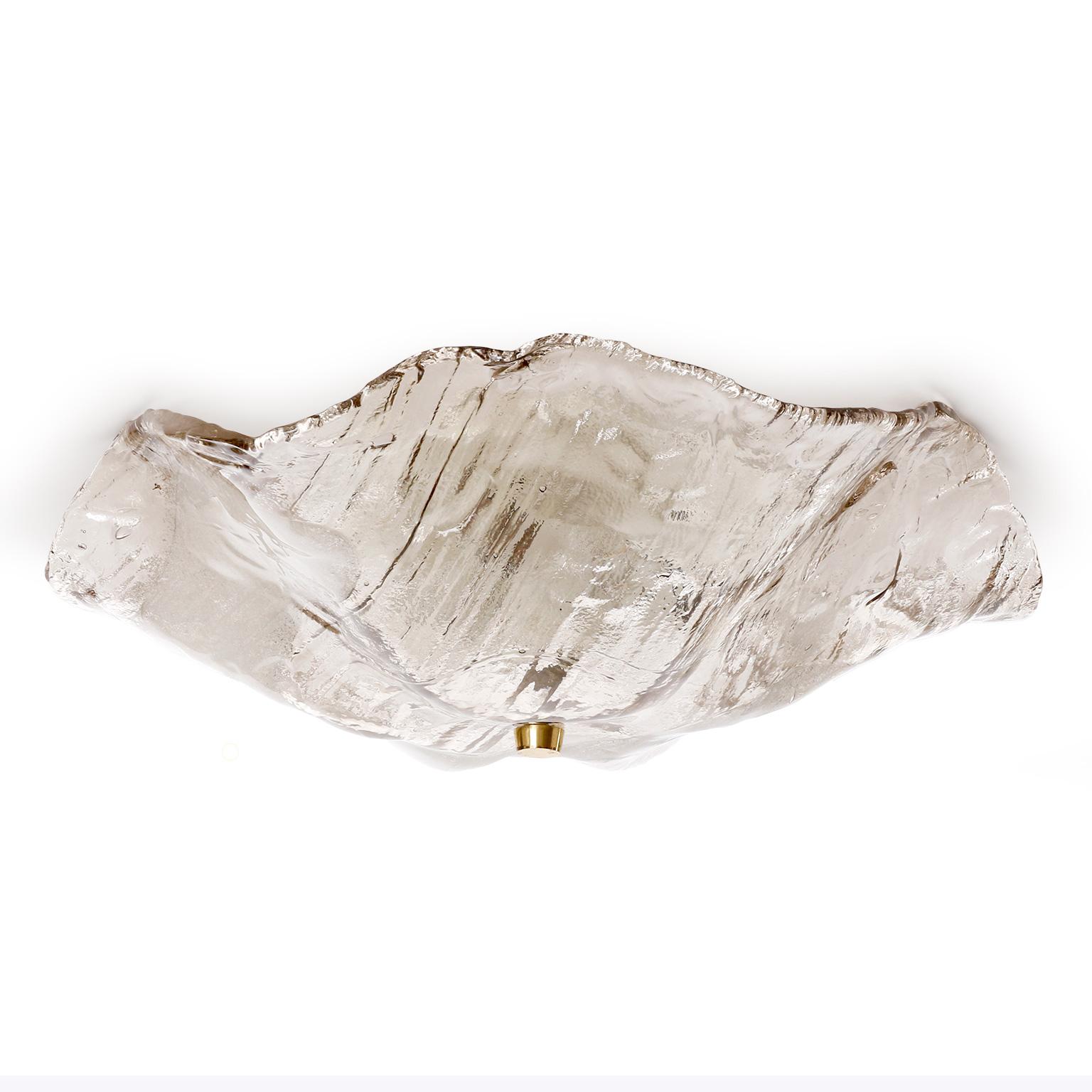 Grande lampe à encastrer de Kalmar, Autriche, fabriquée au milieu du siècle dernier, vers 1970 (fin des années 1960 ou début des années 1970).
Une pièce de forme organique en verre de Murano texturé clair et blanc est montée avec un boulon en laiton