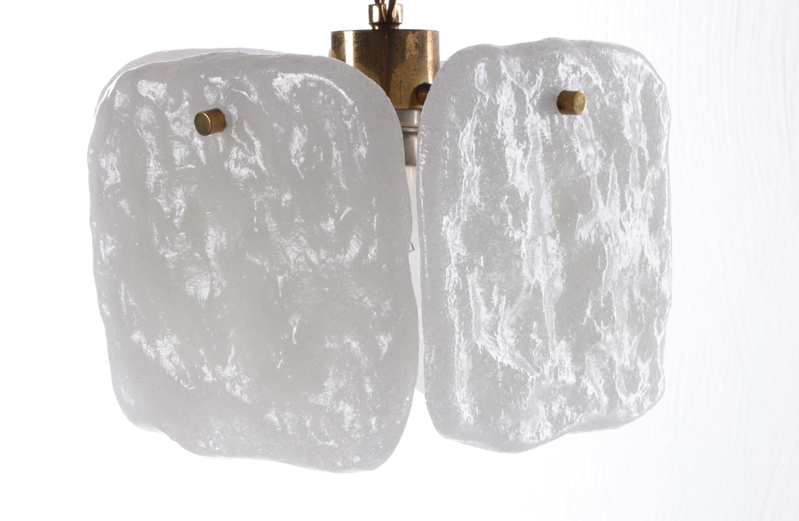 A quality vintage hanging lamp made in the 1960s by Kalmar Franken. This Austrian family business has been producing high-quality luxury lamps since 1881.

This vintage piece has four glass plates with a relief and texture reminiscent of melting ice