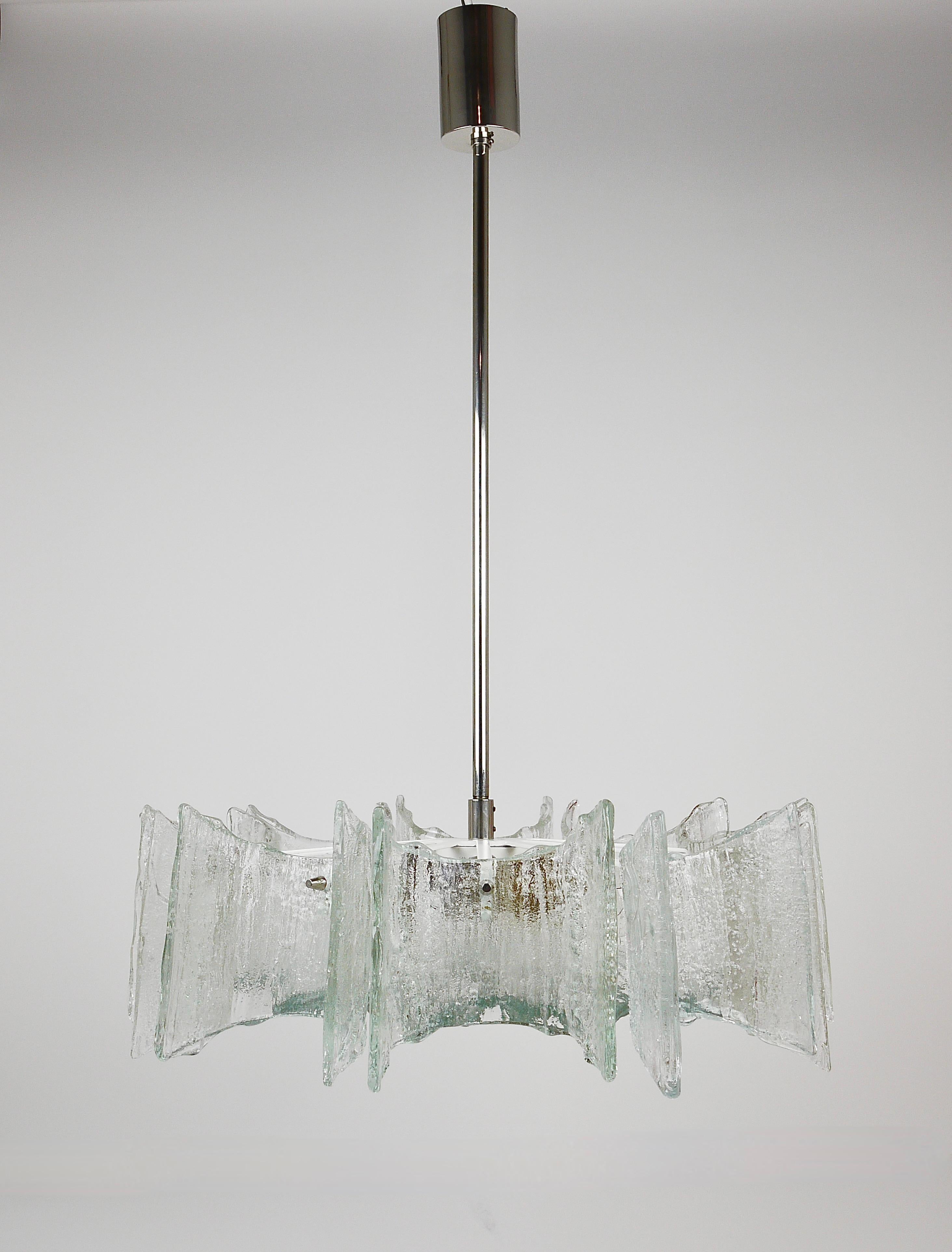 Ein wunderschöner österreichischer Sternluster der Moderne, entworfen und ausgeführt von Kalmar Wien. Weiß lackierter Metallrahmen mit vernickelten Beschlägen und mattiertem Eisglas. In sehr gutem Zustand. Sie machen ein wunderbares Licht. 

Maße: