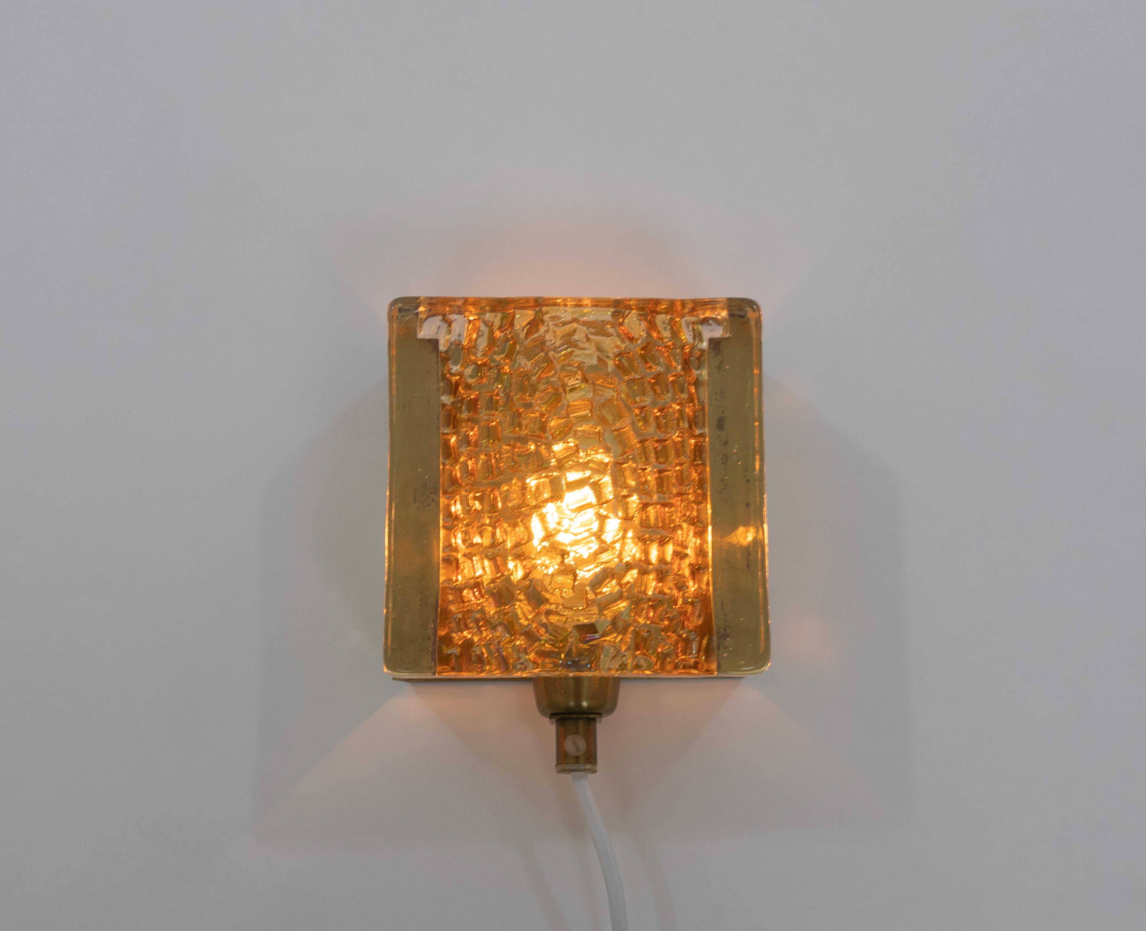Eine Kalmar Lampet Wandleuchte, entworfen und hergestellt vom dänischen Leuchtenhersteller Vitrika in den 1970er Jahren.

Die Lampe besteht aus zwei Teilen: einem massiven und ziemlich schweren handgefertigten Glaskörper in Gold und der