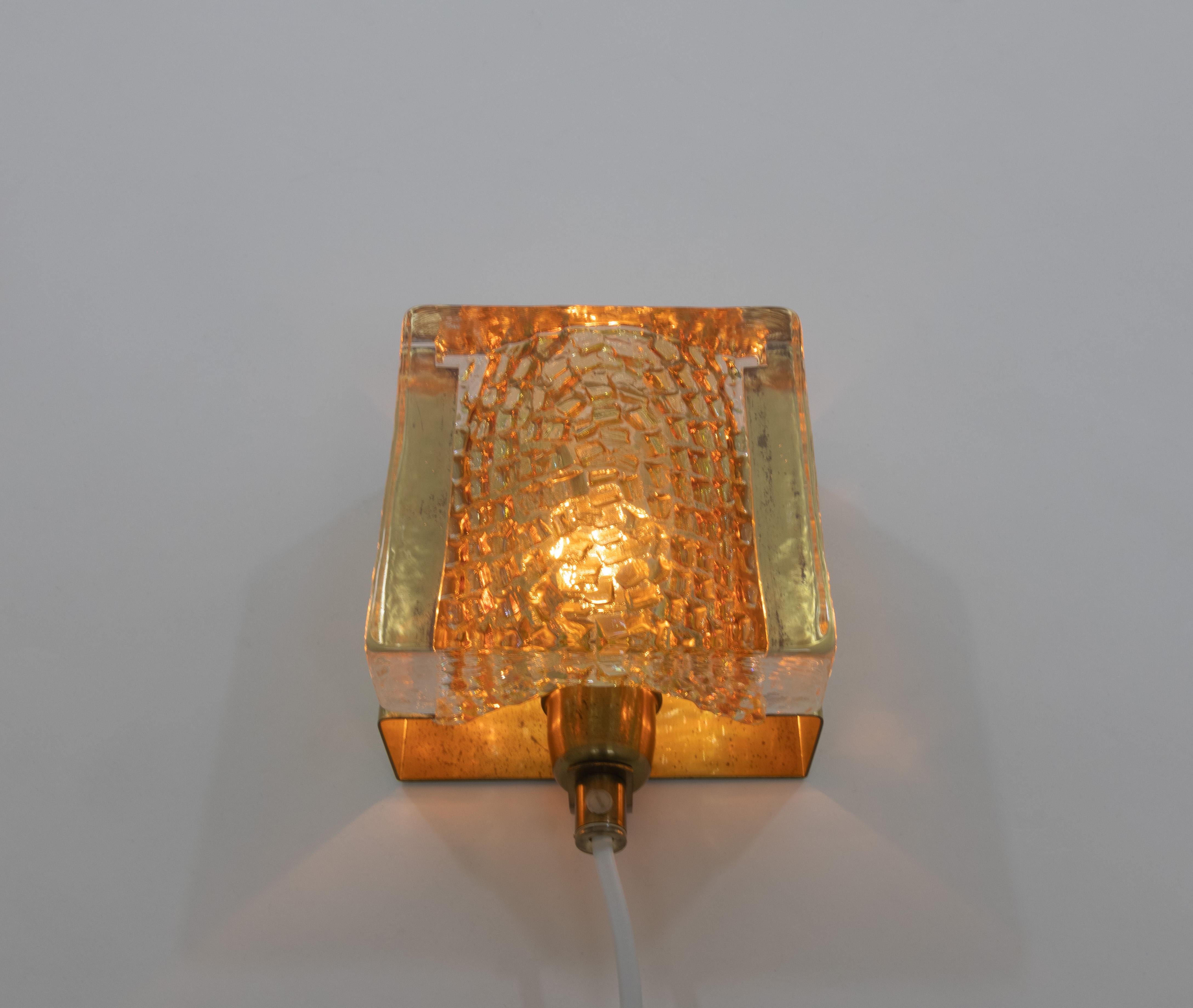 Kalmar Wandleuchte aus Glas und Messing in Gold von Vitrika, 1970er (Skandinavische Moderne) im Angebot