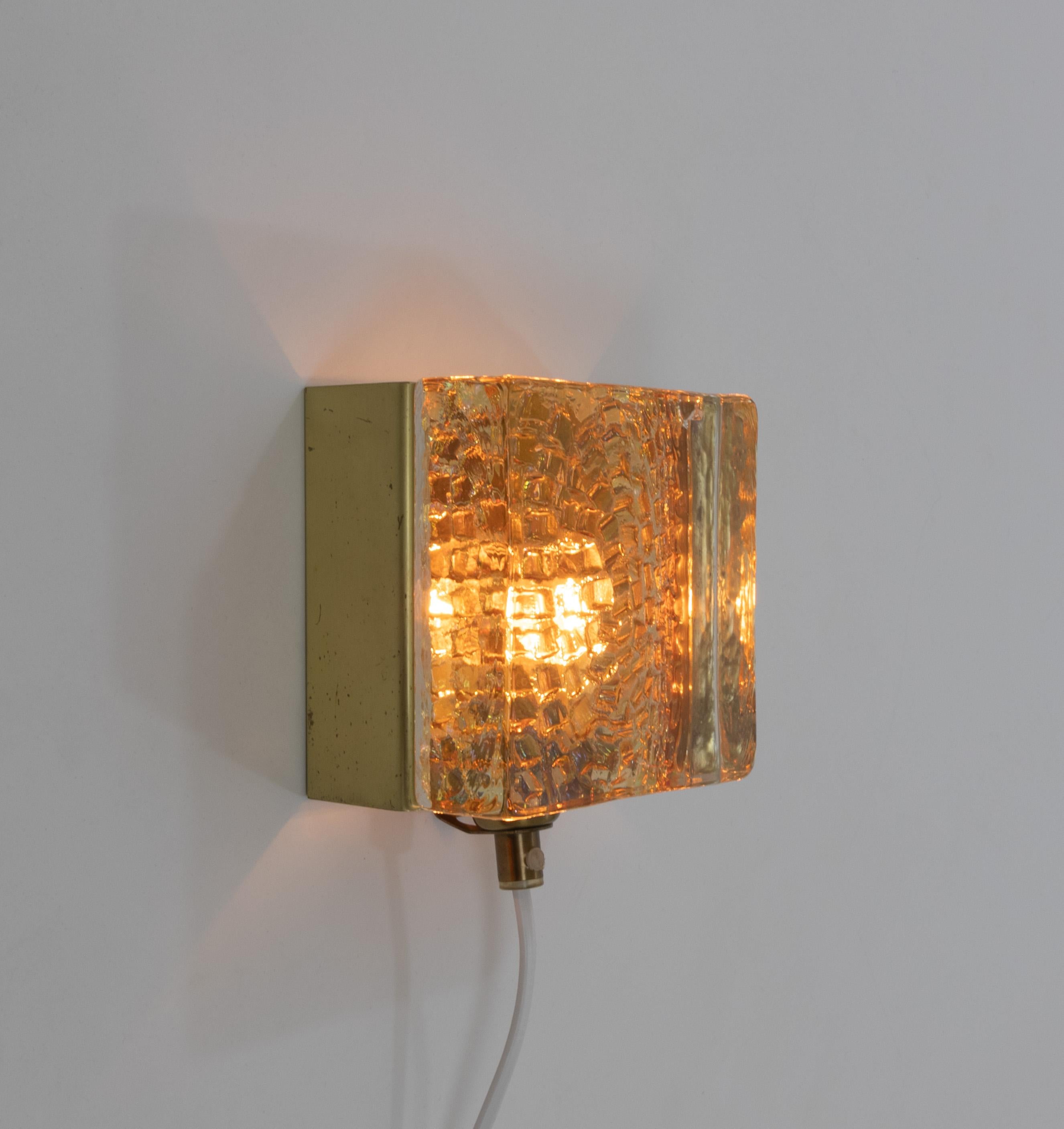 Kalmar Wandleuchte aus Glas und Messing in Gold von Vitrika, 1970er (Dänisch) im Angebot