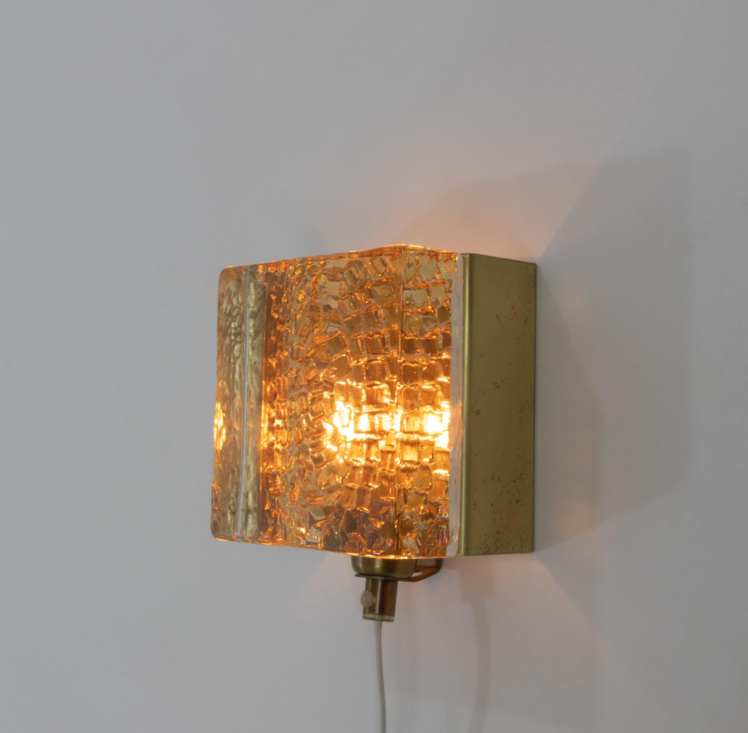 Kalmar Wandleuchte aus Glas und Messing in Gold von Vitrika, 1970er im Zustand „Gut“ im Angebot in Rotterdam, NL