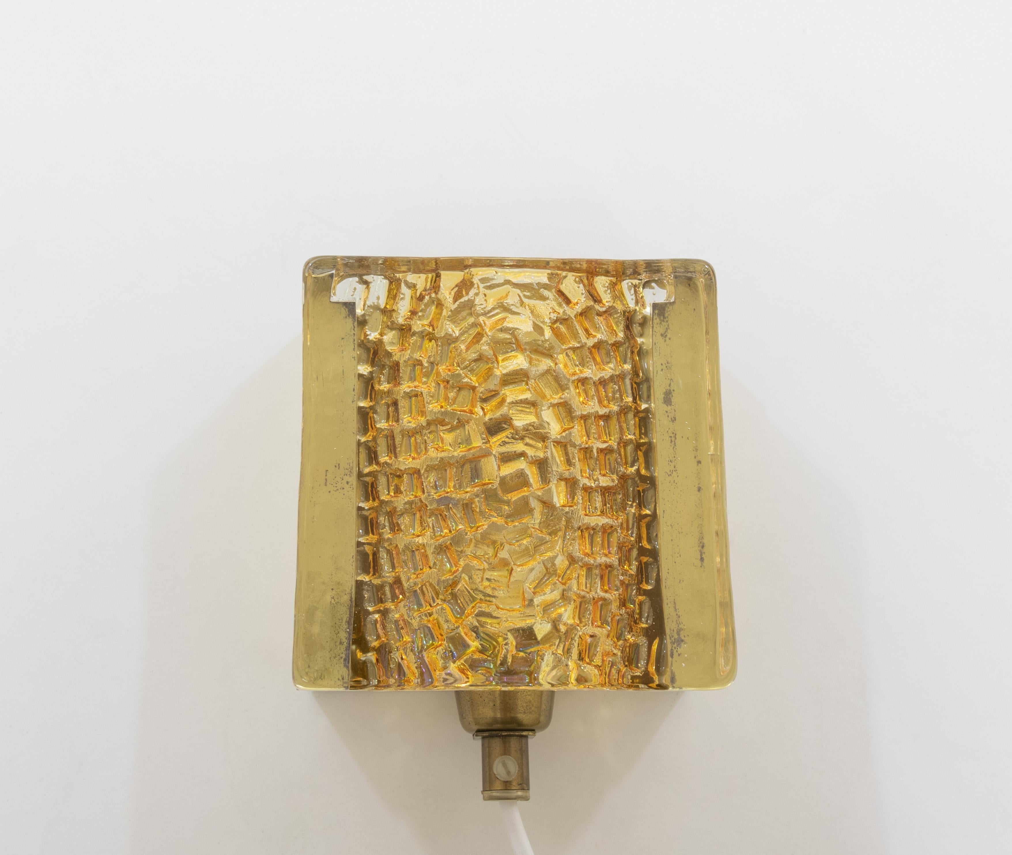 Kalmar Wandleuchte aus Glas und Messing in Gold von Vitrika, 1970er (Ende des 20. Jahrhunderts) im Angebot