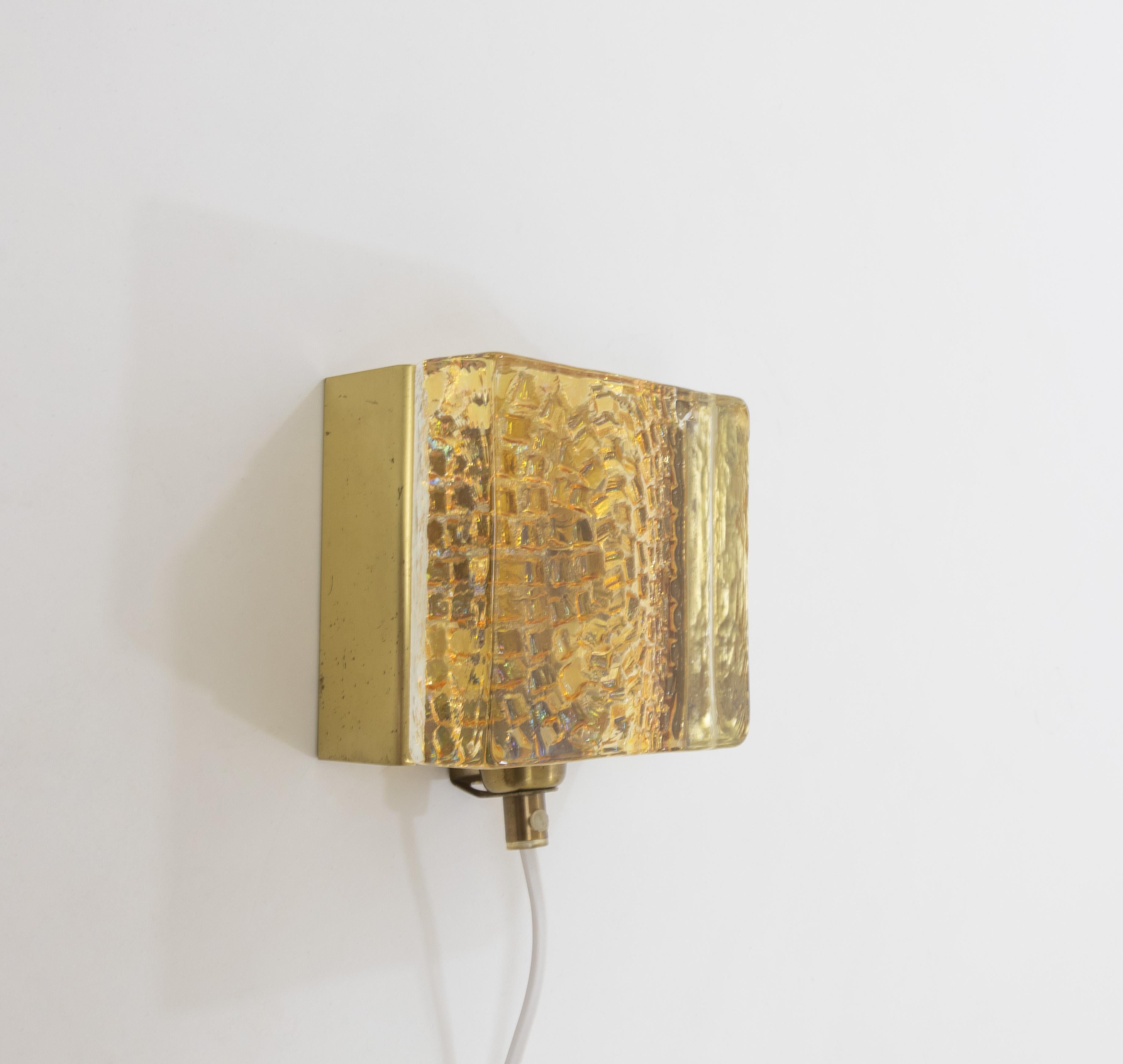 Kalmar Wandleuchte aus Glas und Messing in Gold von Vitrika, 1970er (Metall) im Angebot