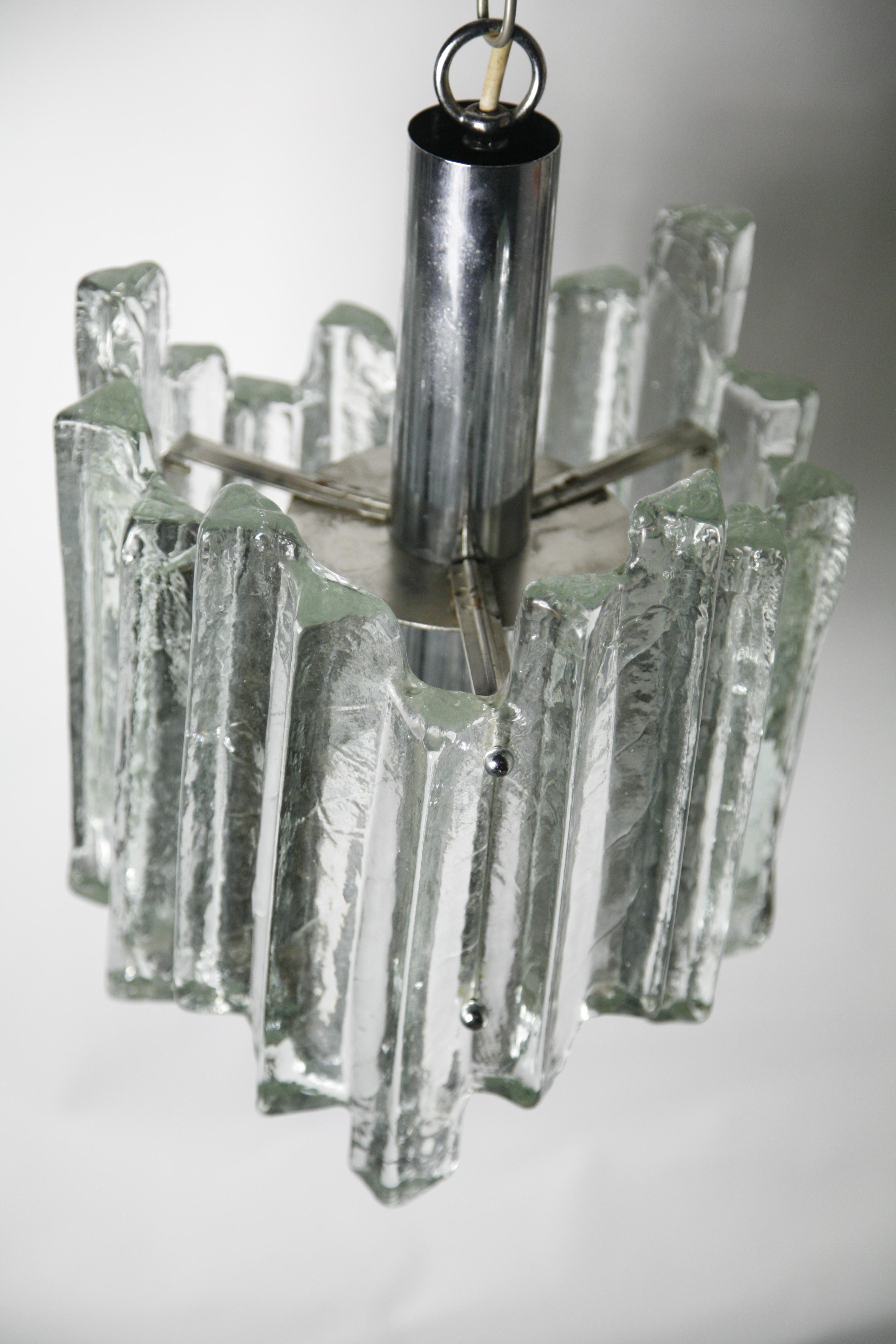 Lanterne Kalmar, Vienne, Autriche, 1970.
Cadre chromé avec trois grands éléments en verre épais ressemblant à de la glace avec une douille centrale Edison.
Le verre est en excellent état ; verre Kalmar Vienna de haute qualité.
  