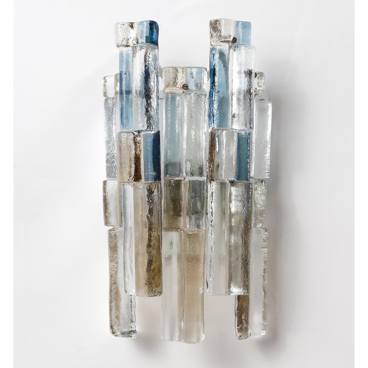 Une paire d'appliques magnifiques et ultra rares du fabricant de luminaires autrichien J.T. Kalmar, fabriqué au milieu du siècle, vers 1970.
Cinq éléments en verre multicolore (bleu, fumé, ambre, transparent) sont suspendus à une plaque arrière en