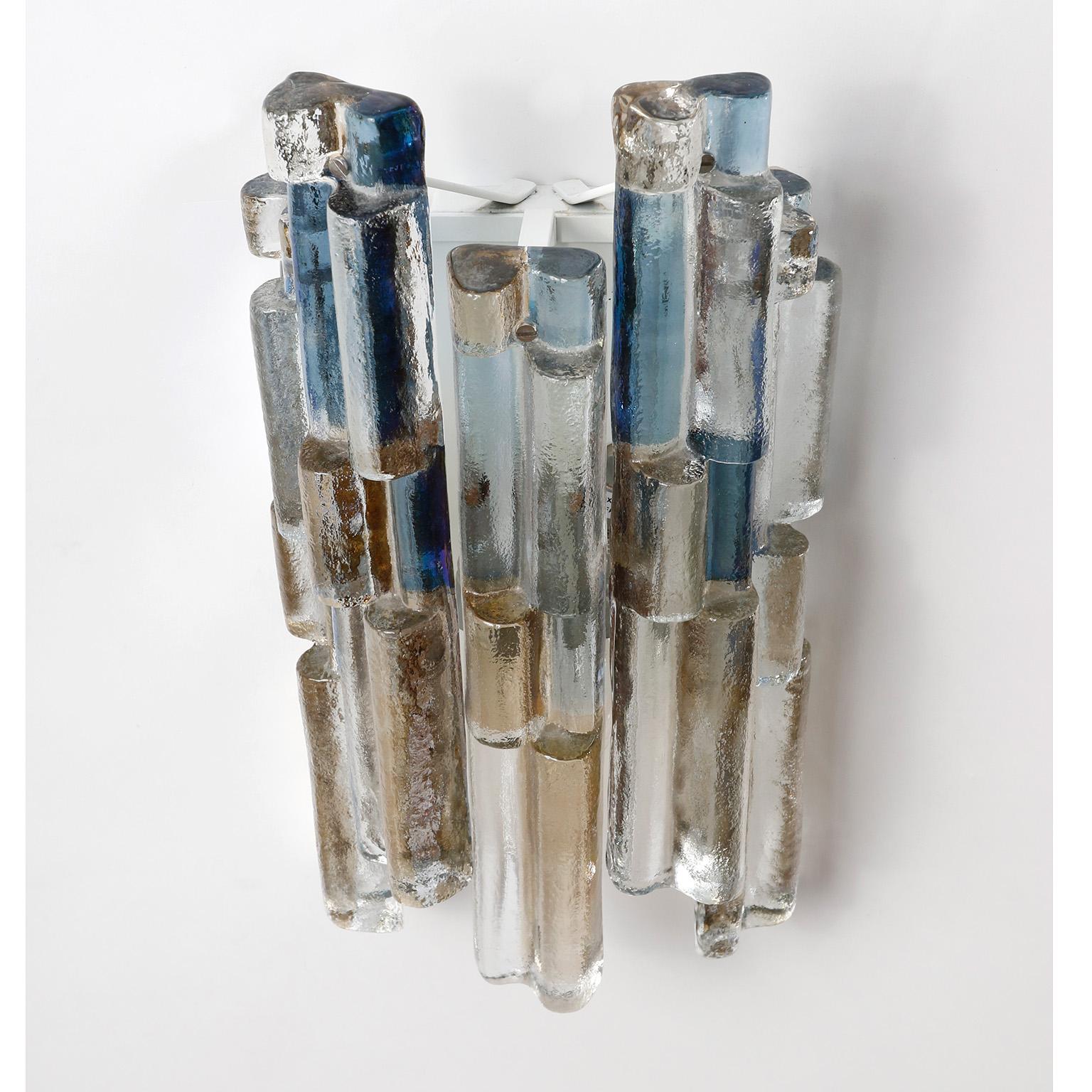 Autrichien Appliques en verre Kalmar, verre d'art fumé bleu ambré, métal blanc, années 1970 en vente
