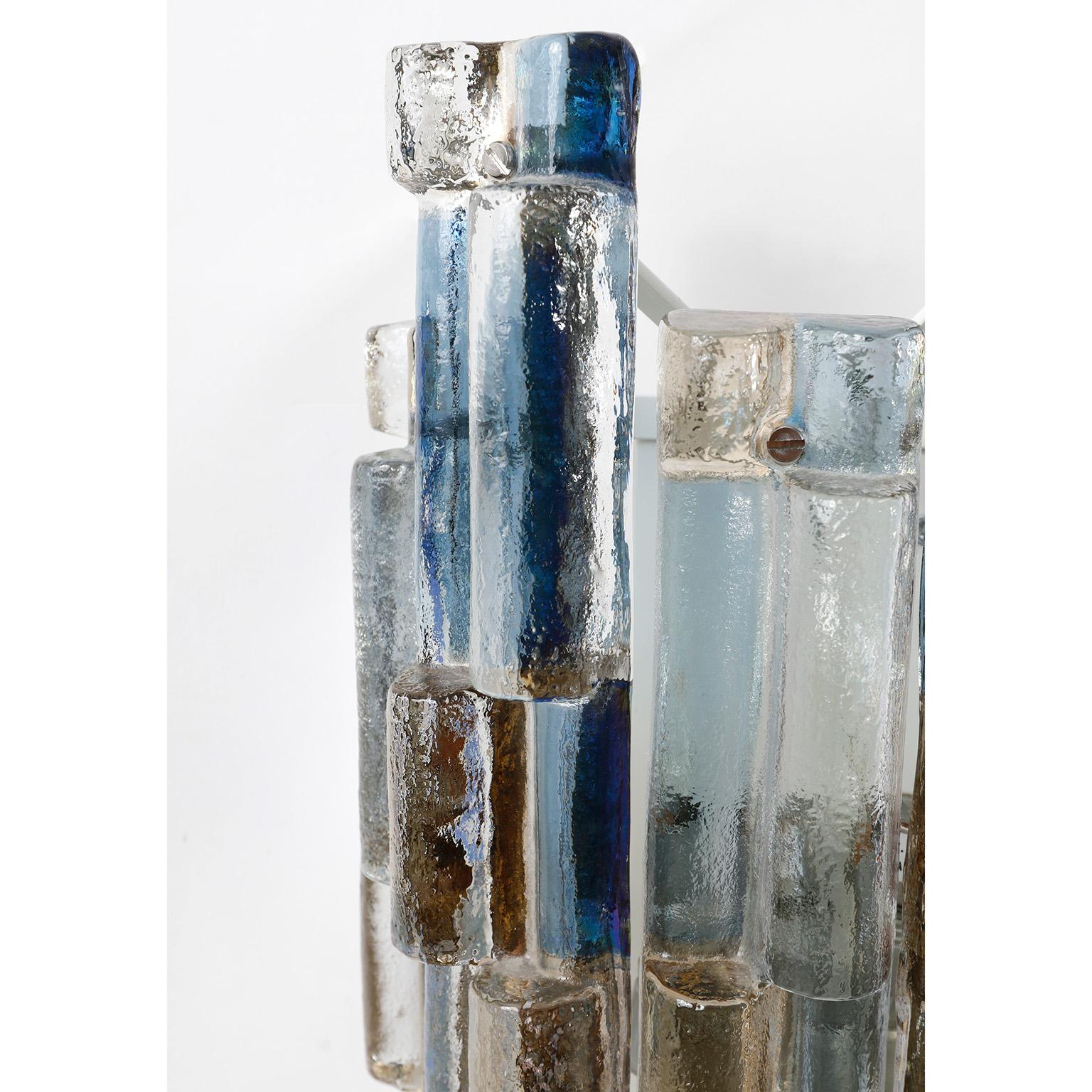 Métal Appliques en verre Kalmar, verre d'art fumé bleu ambré, métal blanc, années 1970 en vente