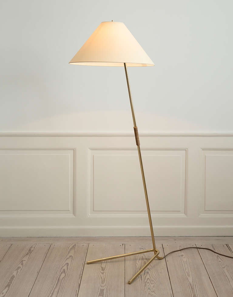 Elegant floor lamp. Stem in polished brass, leather handle. Contemporary re-edition of a 1950s Kalmar design.

Hase BL Floor Lamp
The freestanding luminaire Hase is another example of the Wiener Werkbund. Using simple metal tubing and the basic