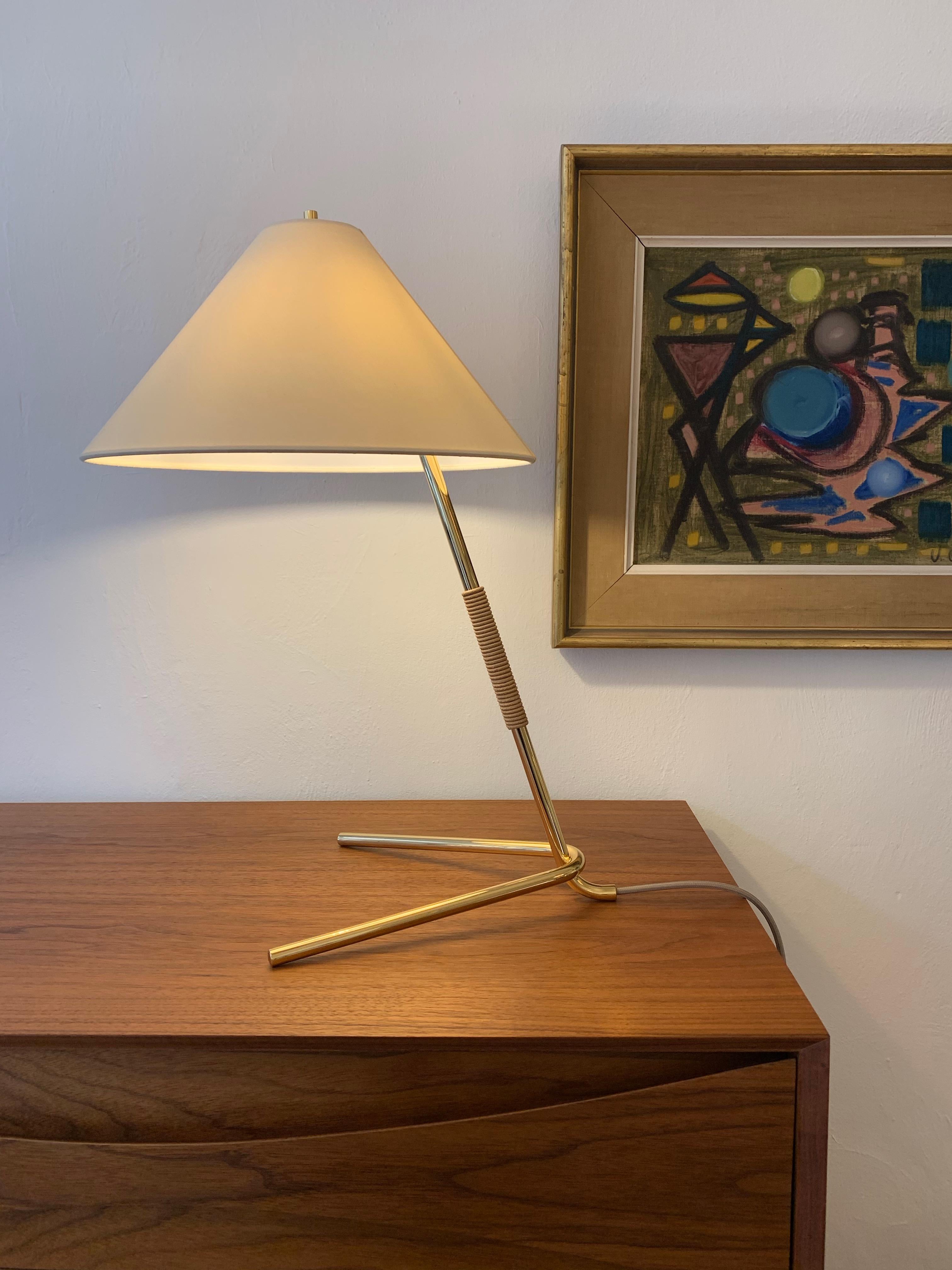 Table lamp model 'Hase TL' by Austrian Kalmar Lighting. The freestanding lamp 'Hase' from 1954 is another exemplar of the Wiener Werkbund. Using simple metal tubing and the basic bending process,
This refined exceptional quality made lamp is