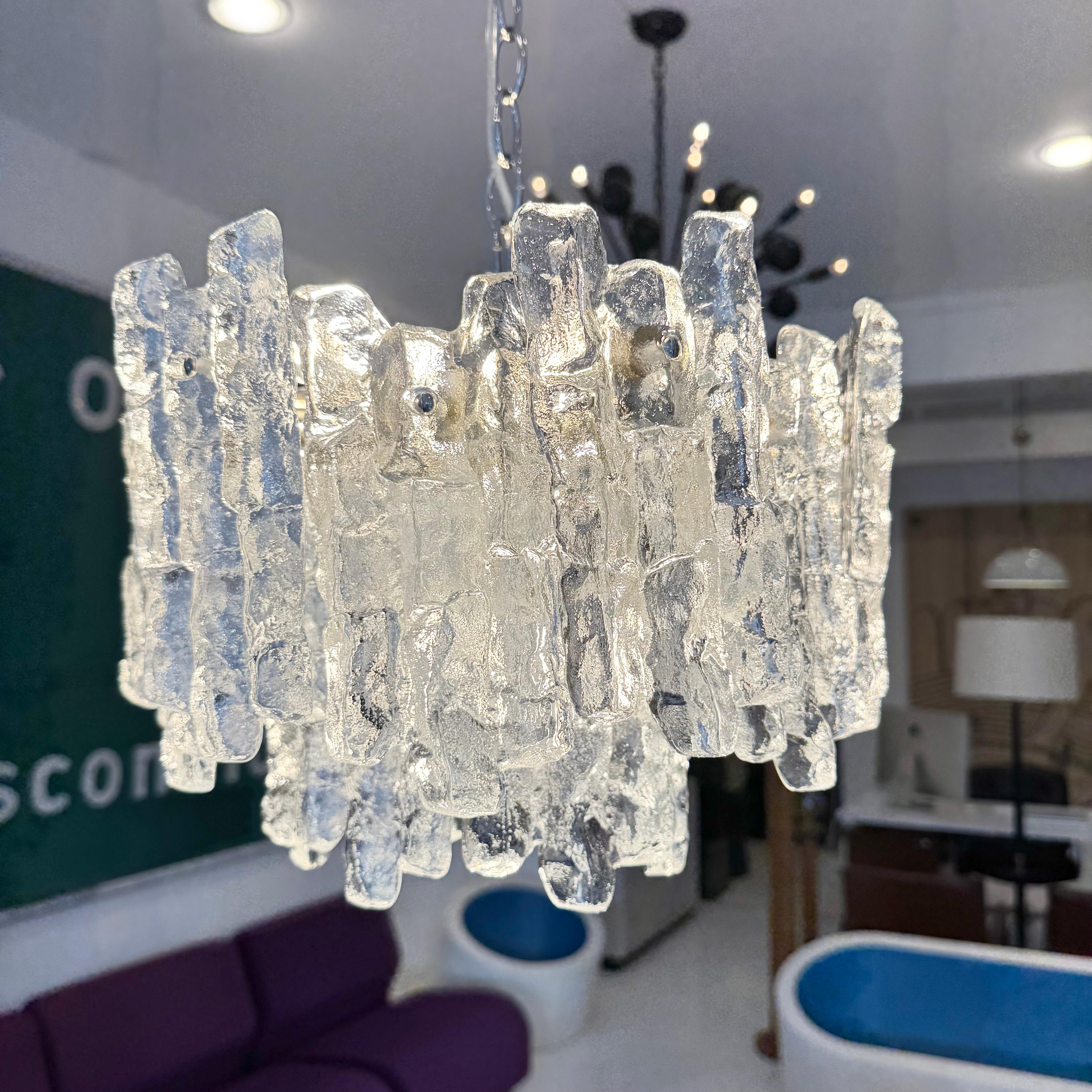 Metà XX secolo Lampadario in vetro ghiaccio Kalmar, 1960 Austria in vendita