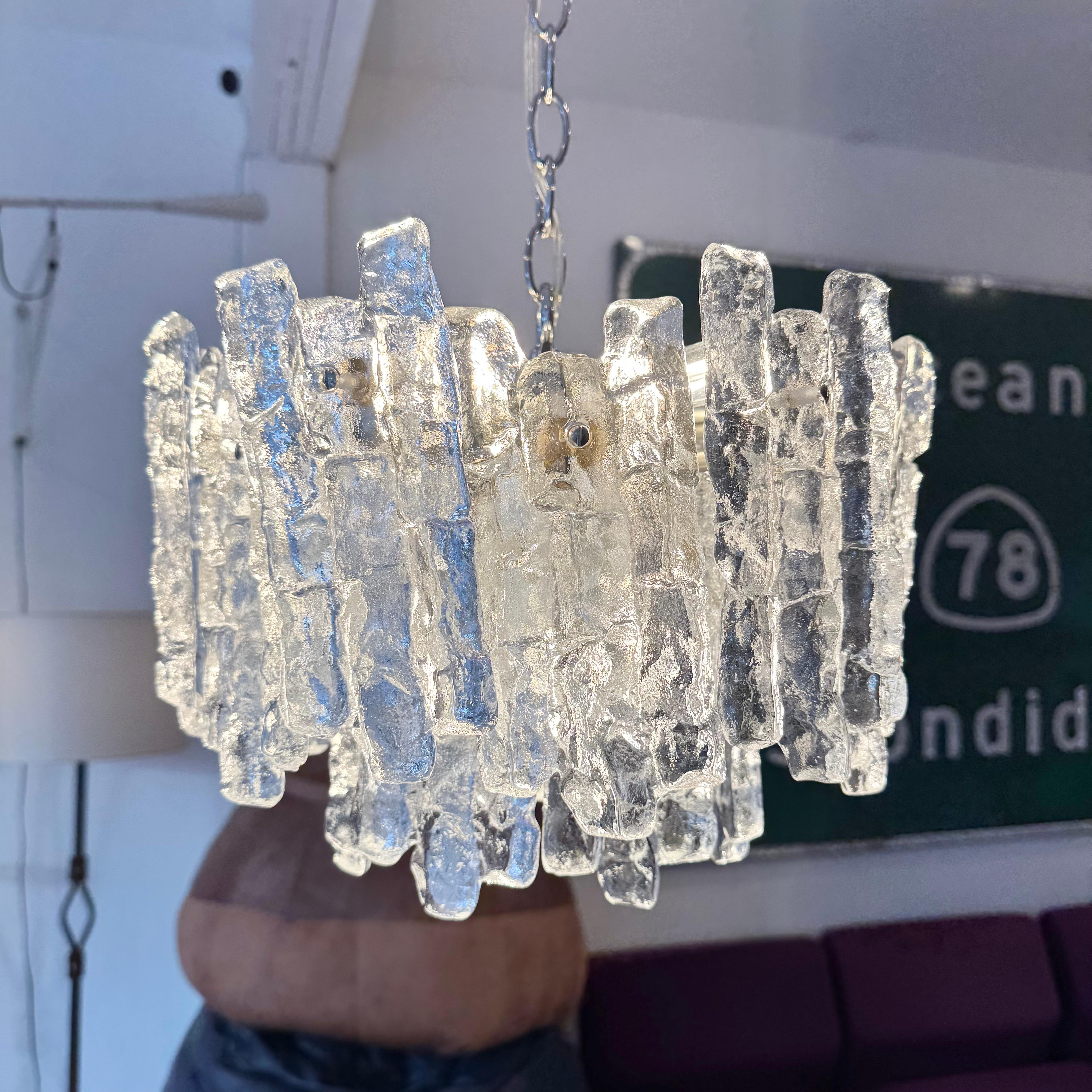 Vetro Lampadario in vetro ghiaccio Kalmar, 1960 Austria in vendita